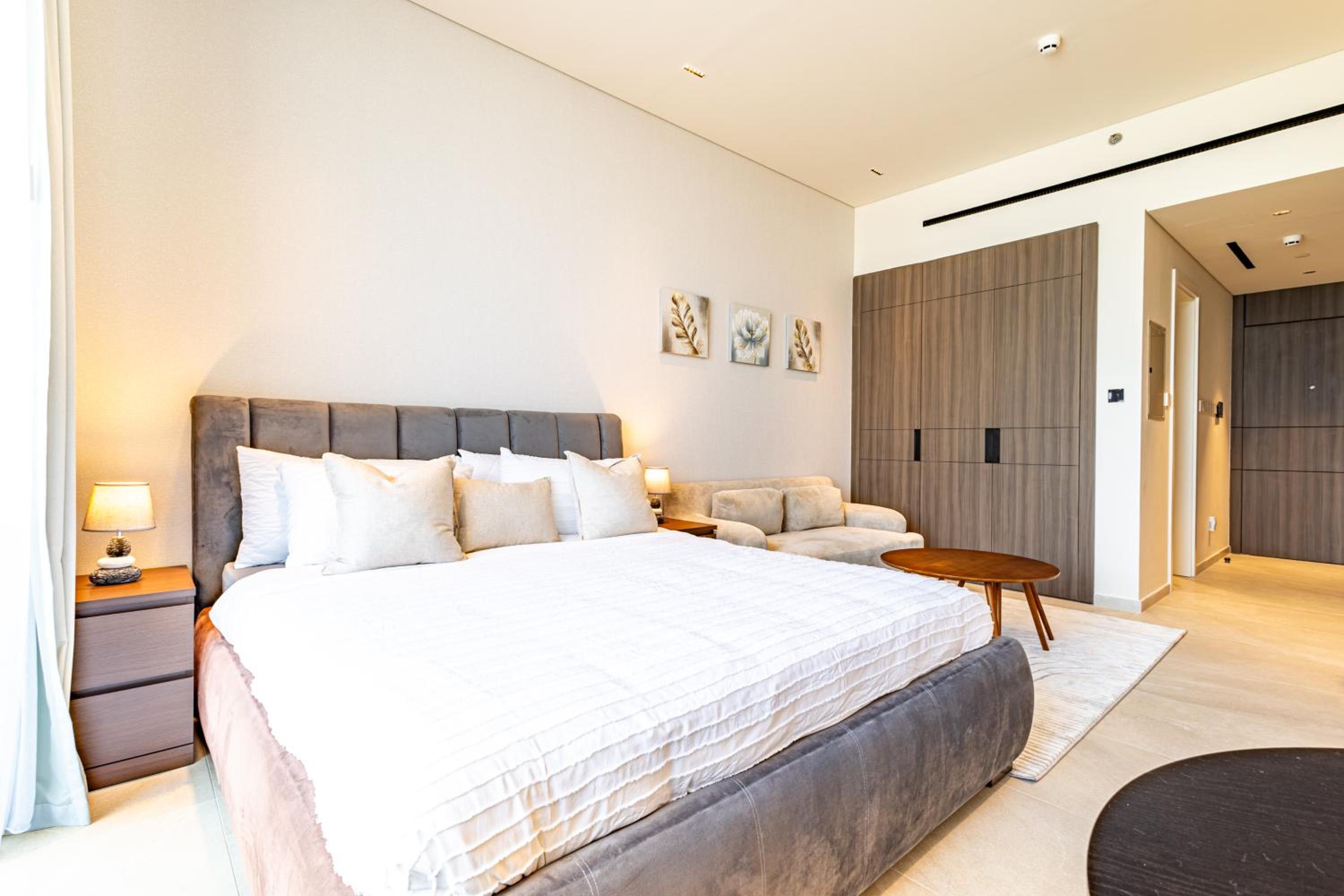 SuperHost- Modern Studio in Arjan with pool & Gym