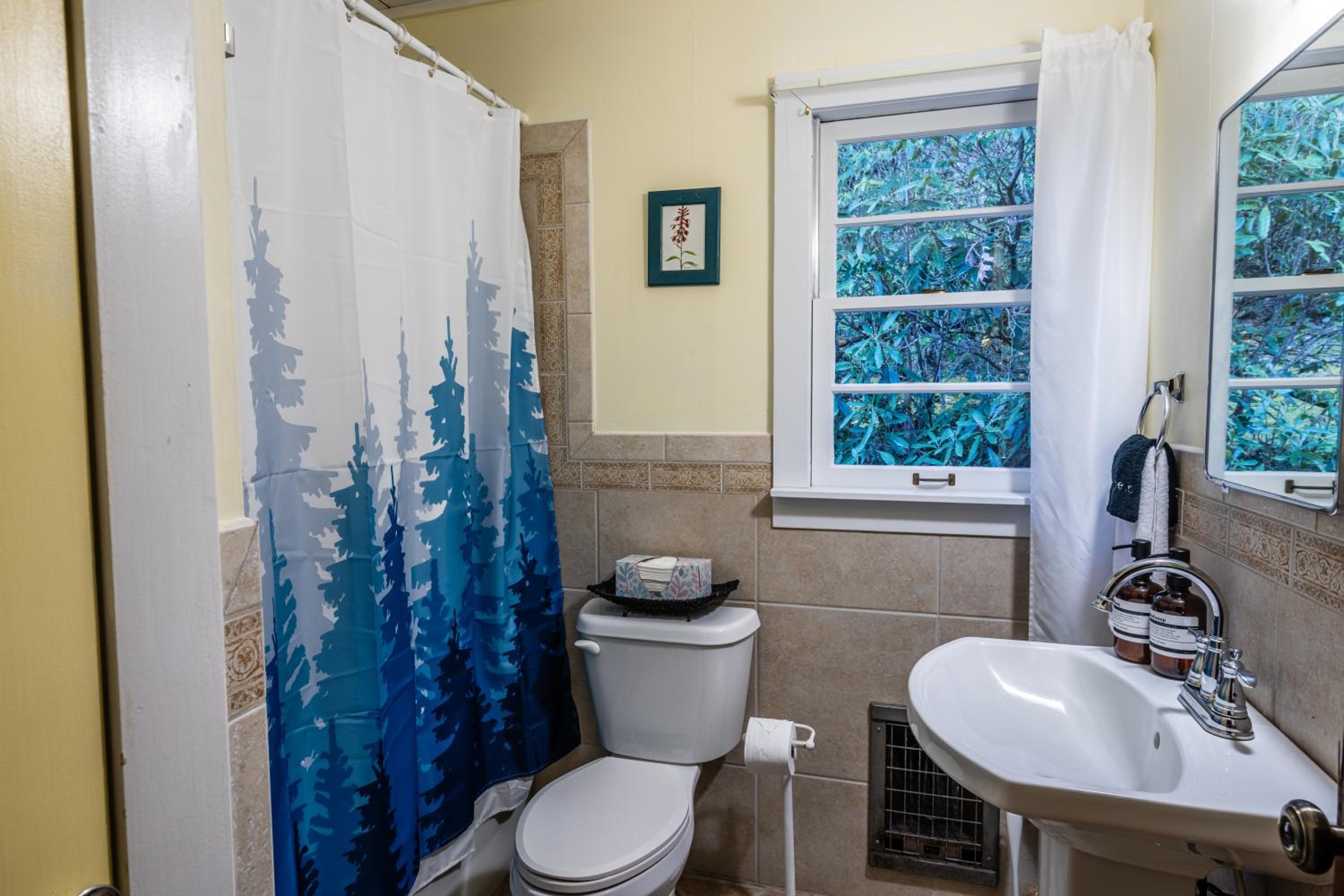 Highlands Cabin with Mountain Views & 5 Min to Downtown