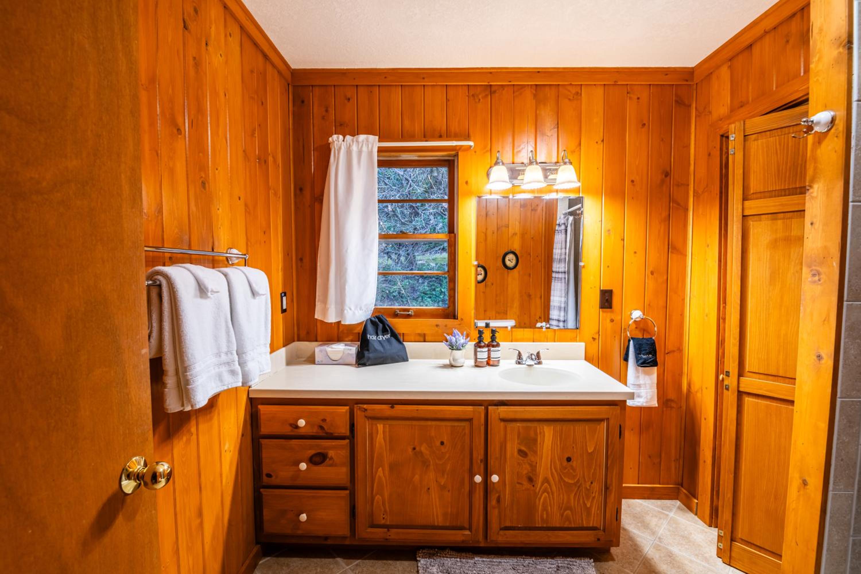 Highlands Cabin with Mountain Views & 5 Min to Downtown