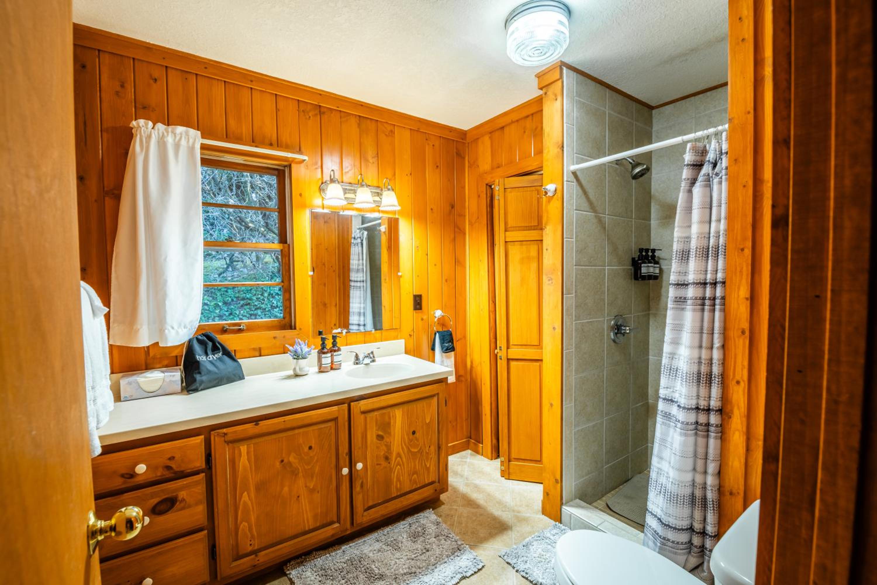 Highlands Cabin with Mountain Views & 5 Min to Downtown