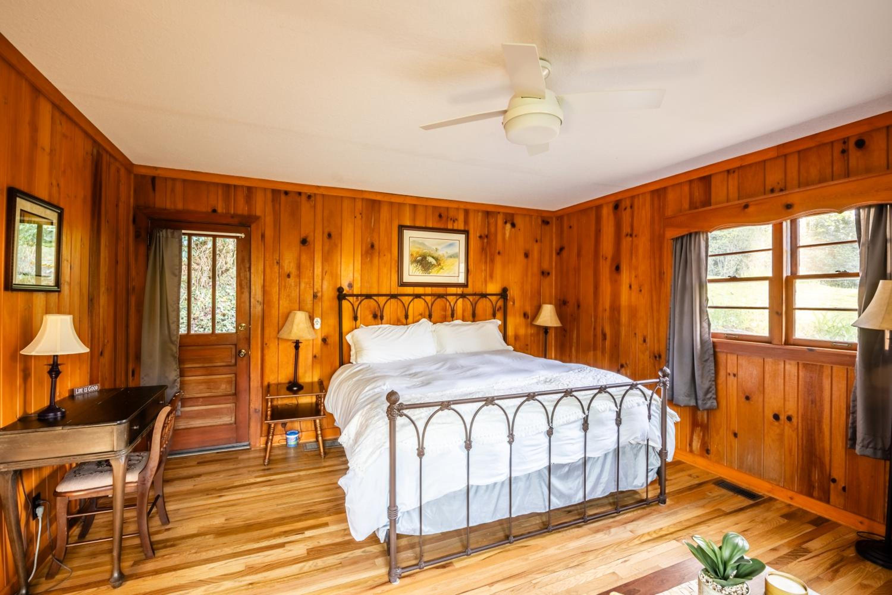 Highlands Cabin with Mountain Views & 5 Min to Downtown
