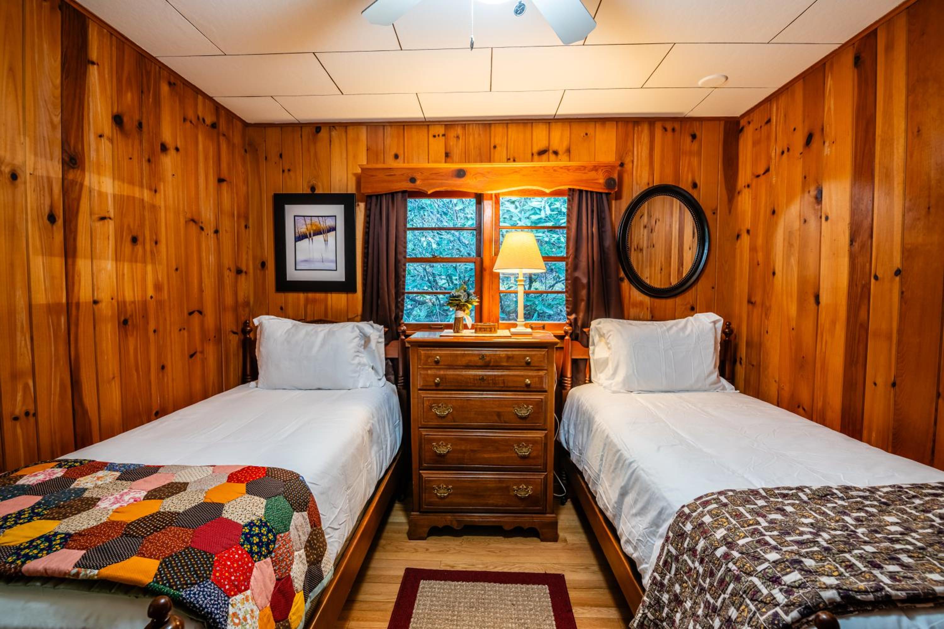 Highlands Cabin with Mountain Views & 5 Min to Downtown