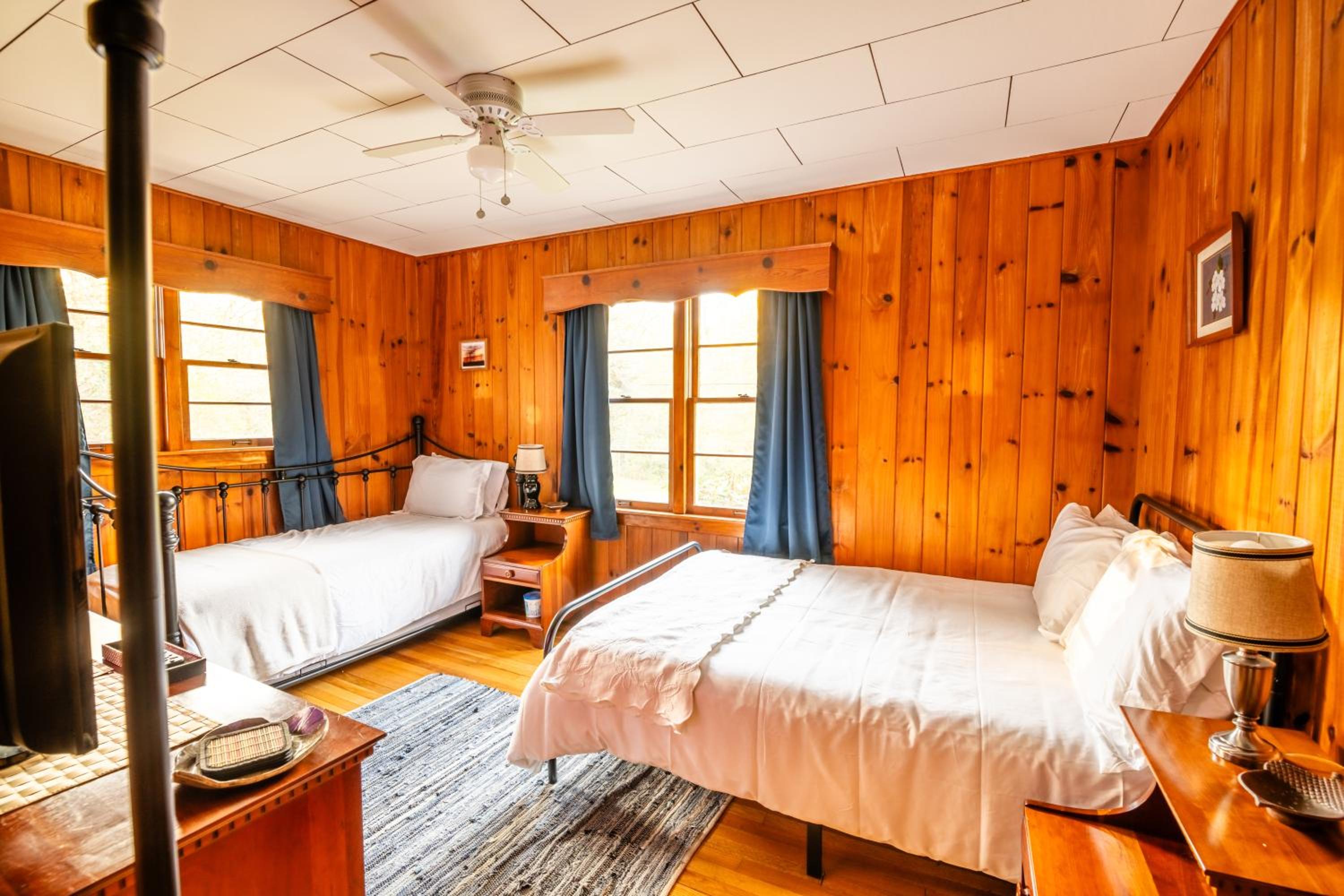 Highlands Cabin with Mountain Views & 5 Min to Downtown