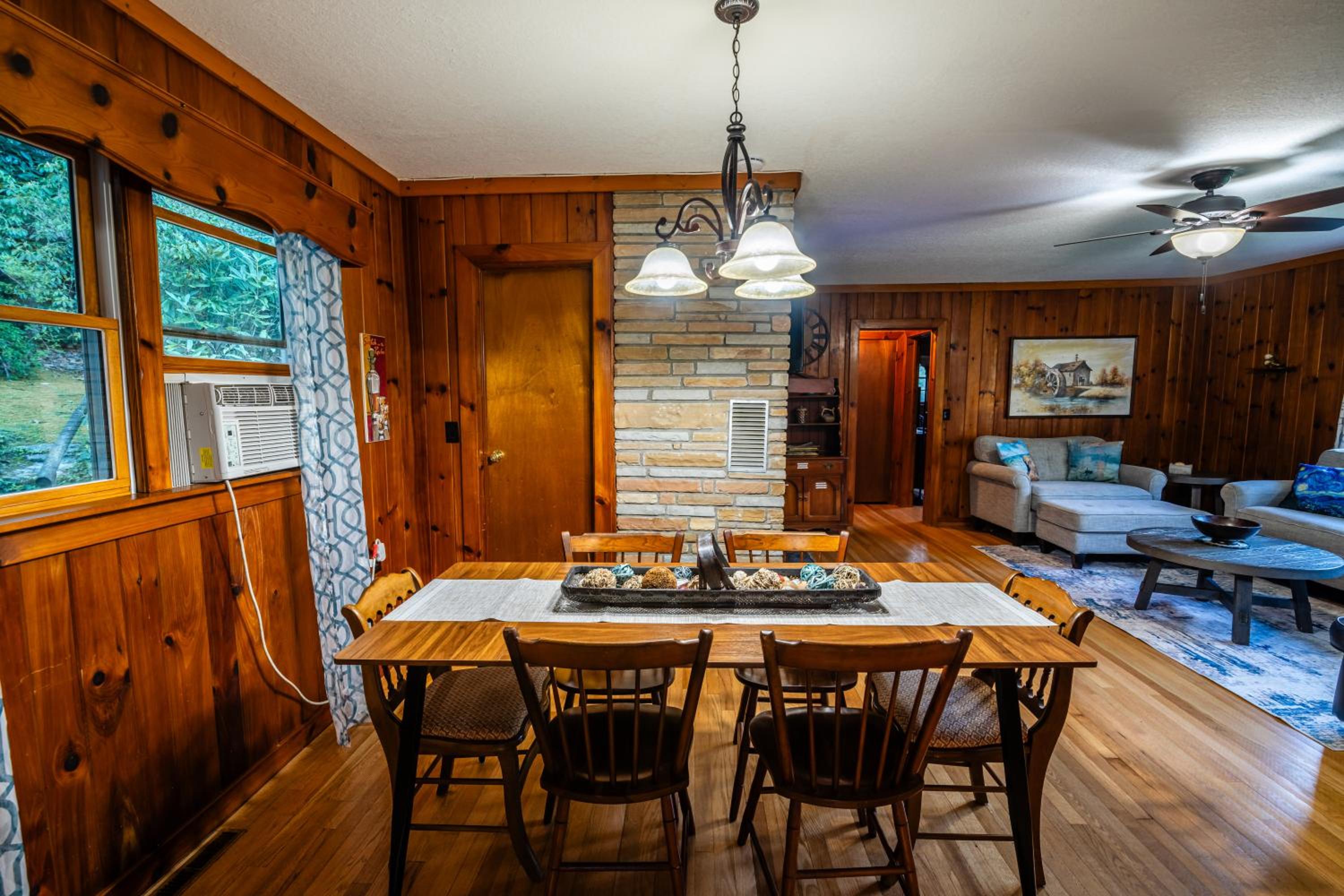 Highlands Cabin with Mountain Views & 5 Min to Downtown