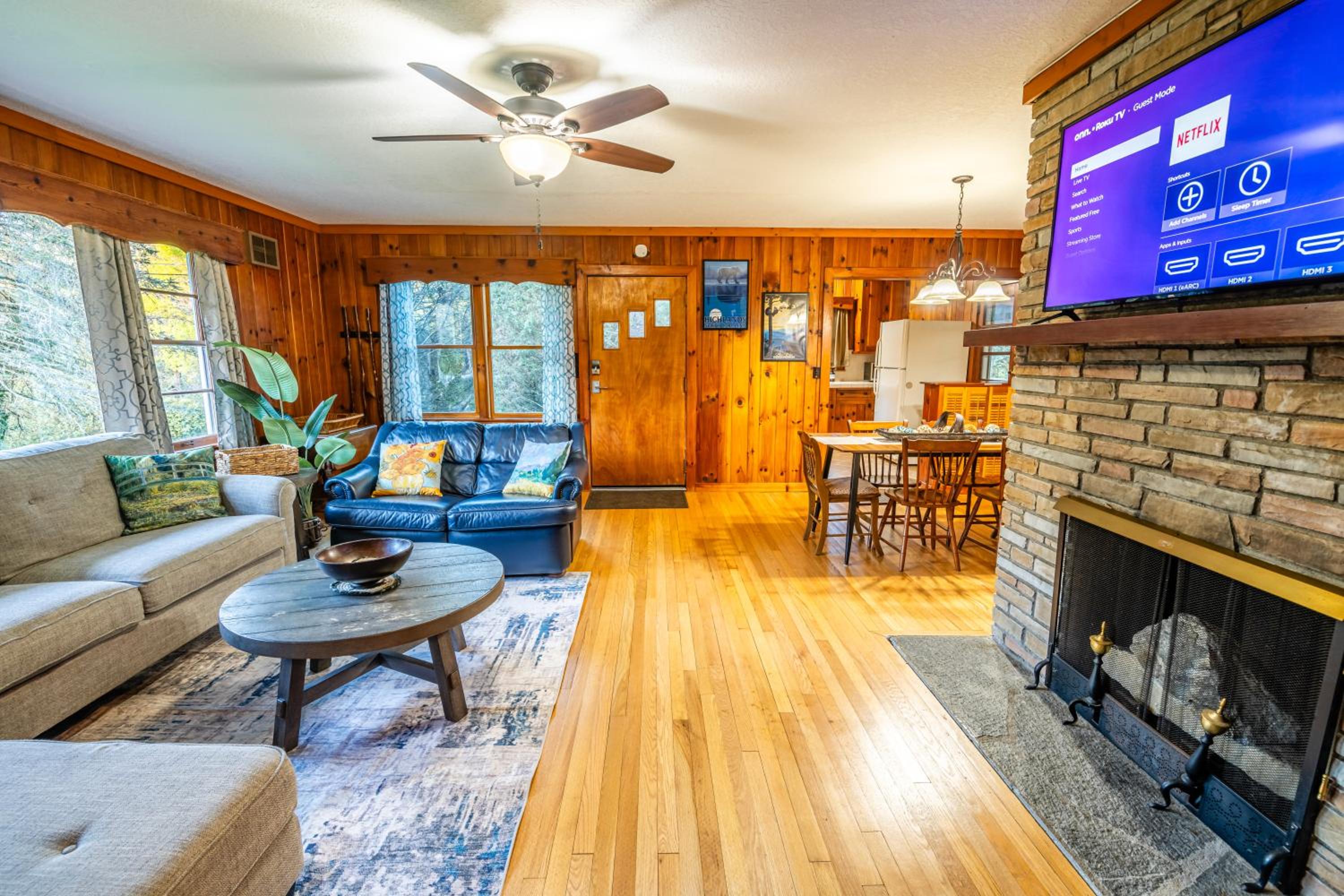 Highlands Cabin with Mountain Views & 5 Min to Downtown