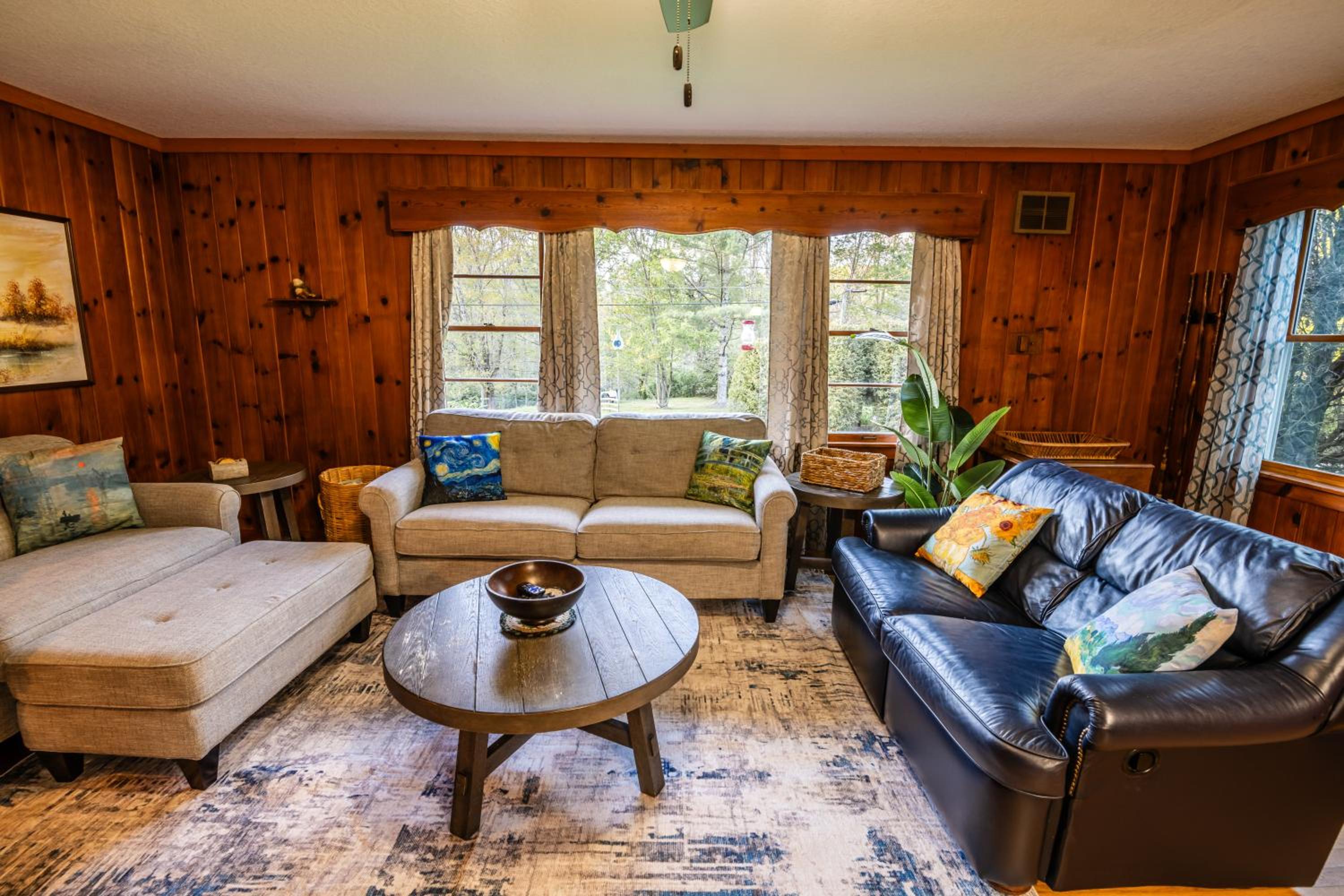 Highlands Cabin with Mountain Views & 5 Min to Downtown