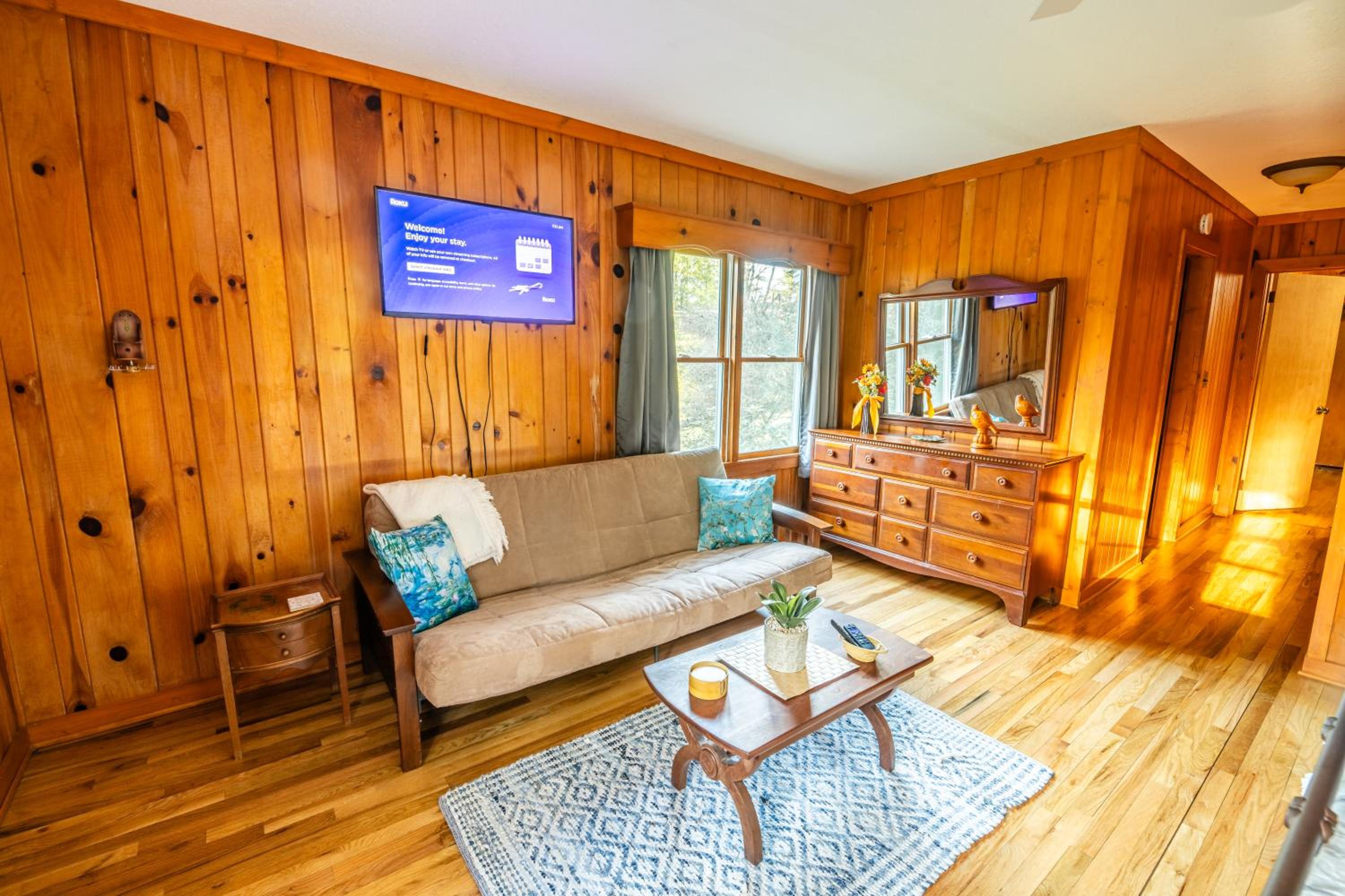 Highlands Cabin with Mountain Views & 5 Min to Downtown