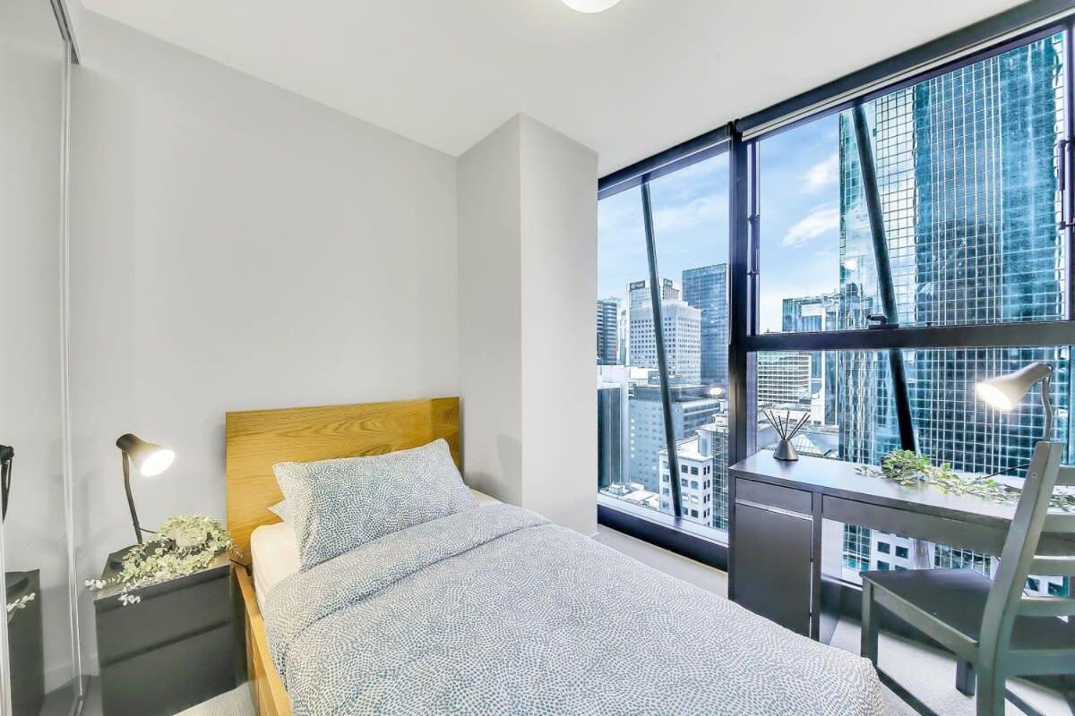 Stylish 2BR City Escape on Collins with Views