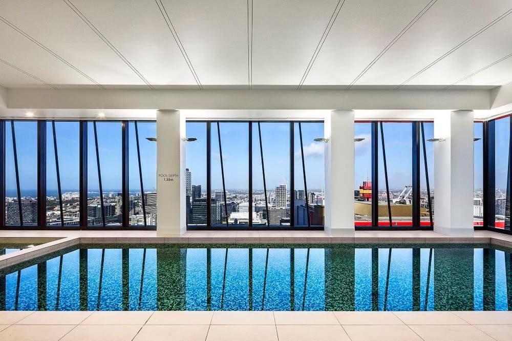 Stylish 2BR City Escape on Collins with Views