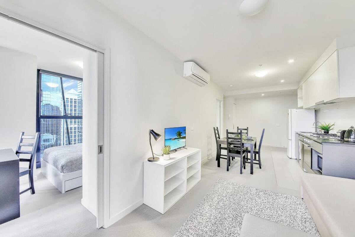 Stylish 2BR City Escape on Collins with Views