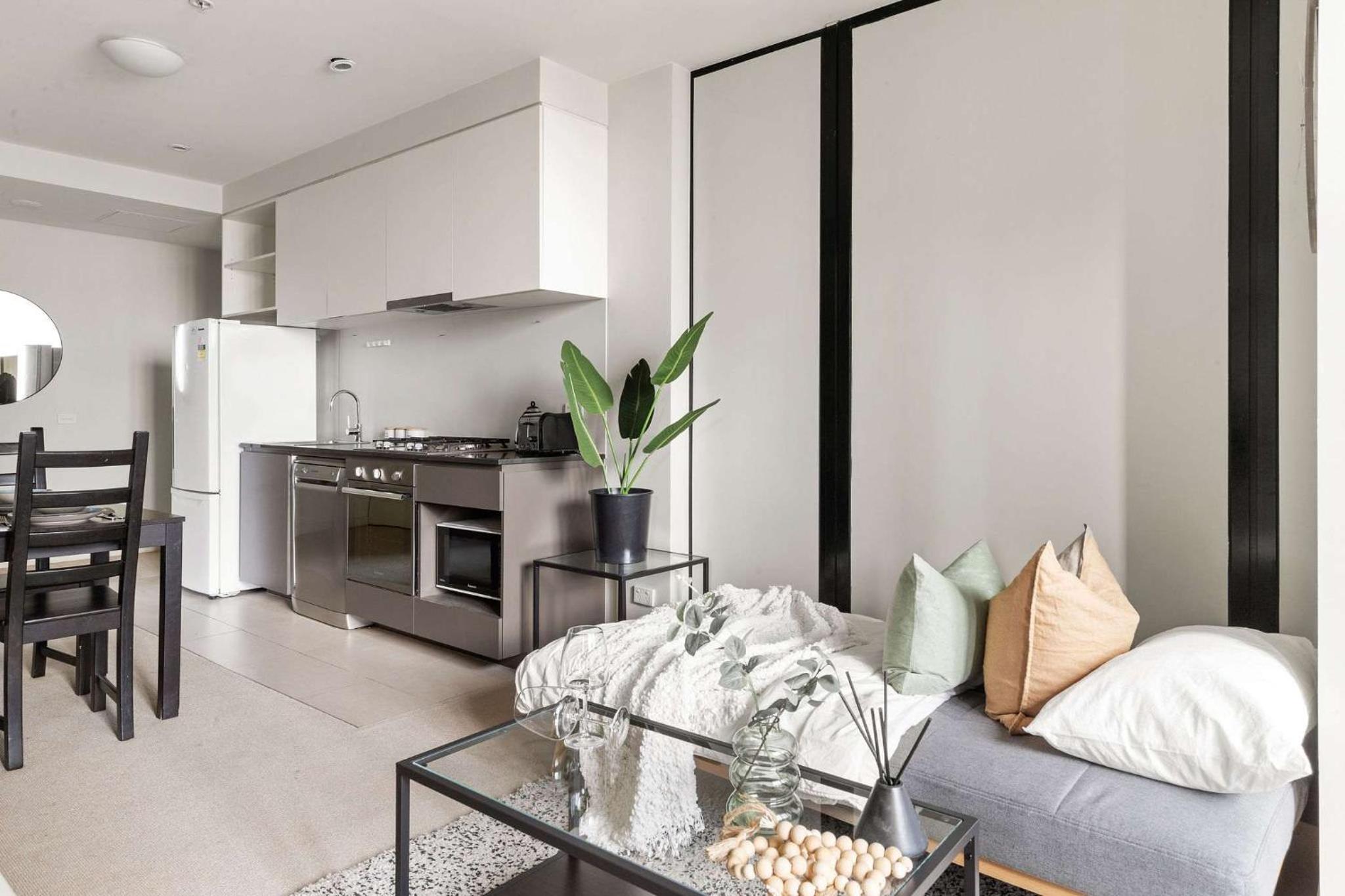 Stylish 2BR City Escape on Collins with Views