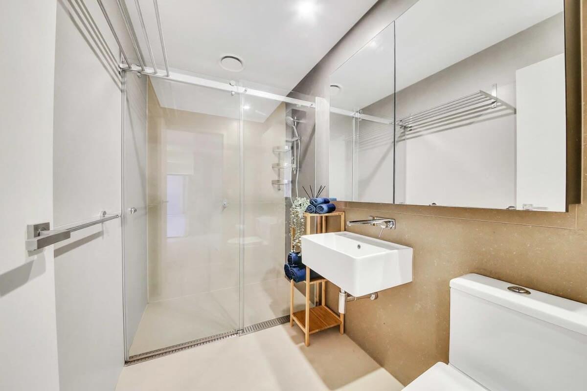 Stylish 2BR City Escape on Collins with Views