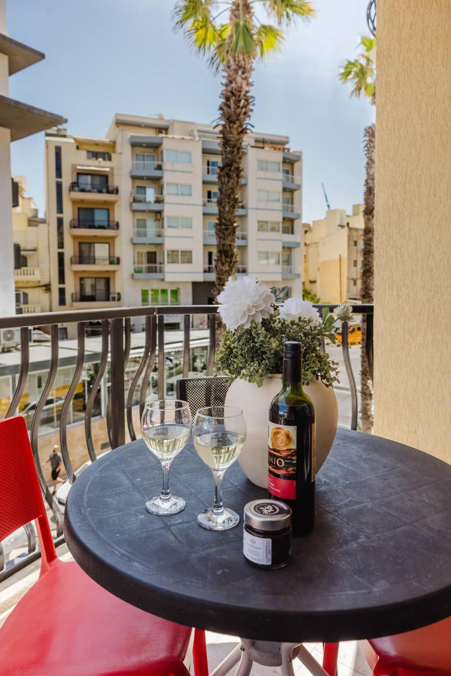 CENTRAL Bugibba Square 3BED apartment by Homely! photo 2