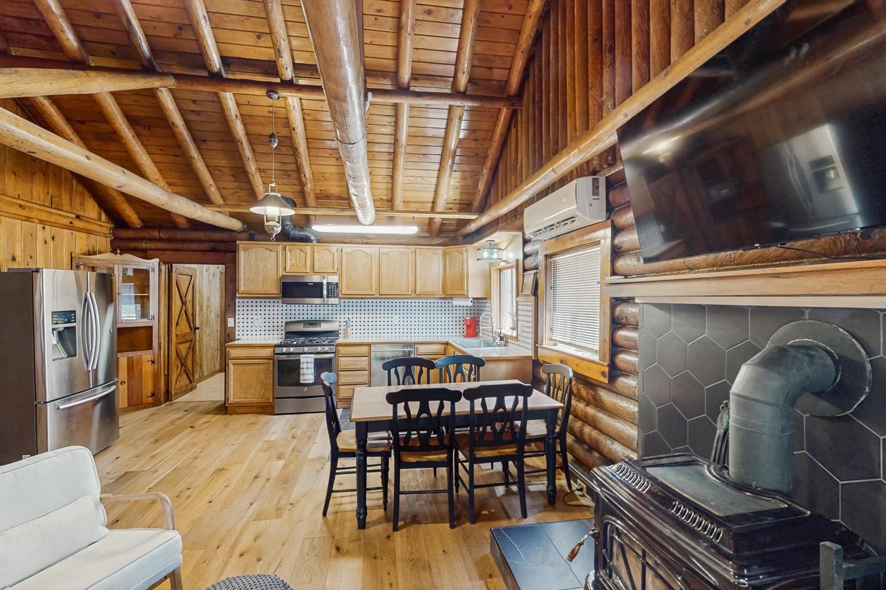 3BR Cabin with Loft, Wood Stove, AC and Fire Pit