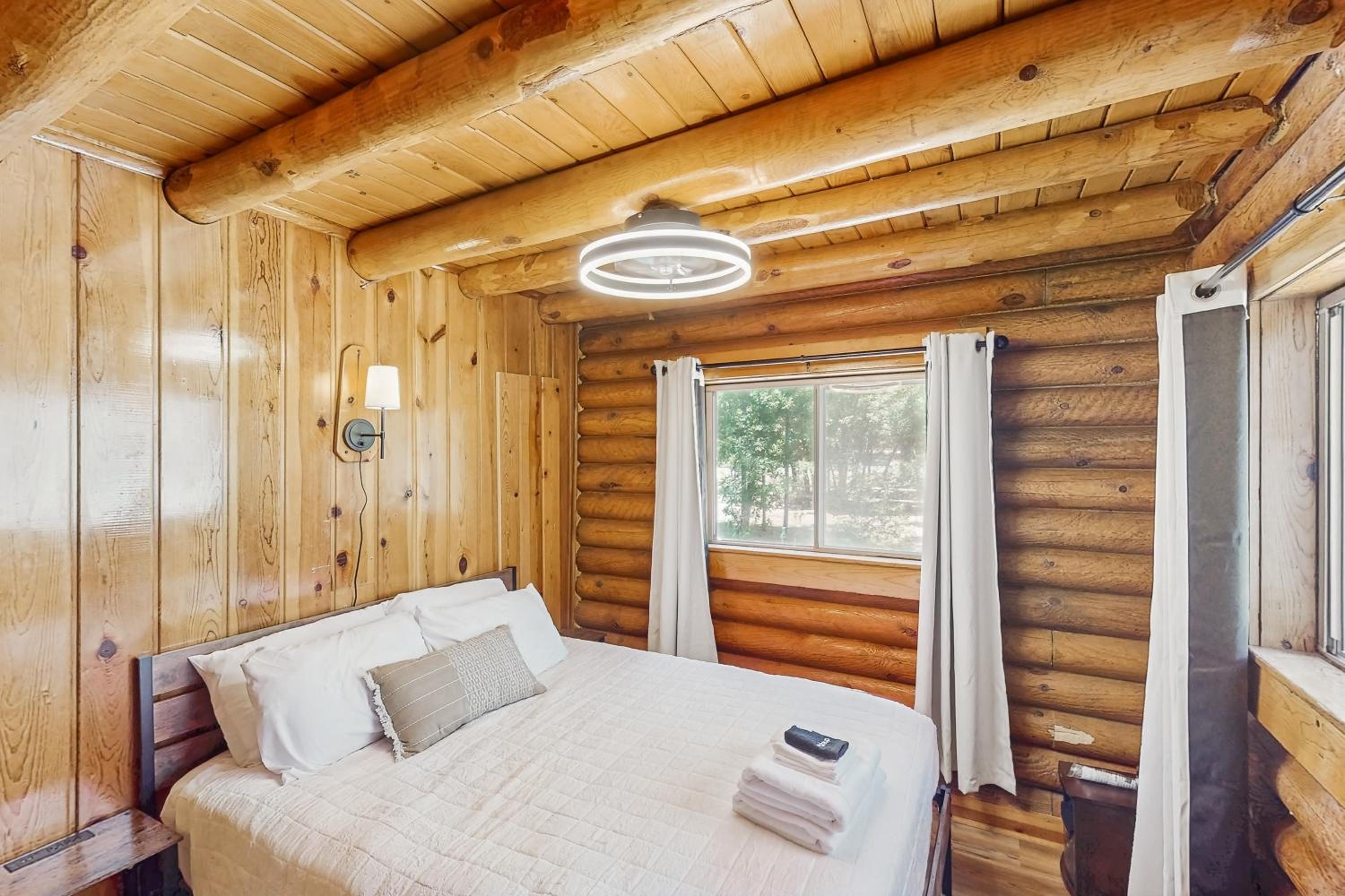 3BR Cabin with Loft, Wood Stove, AC and Fire Pit