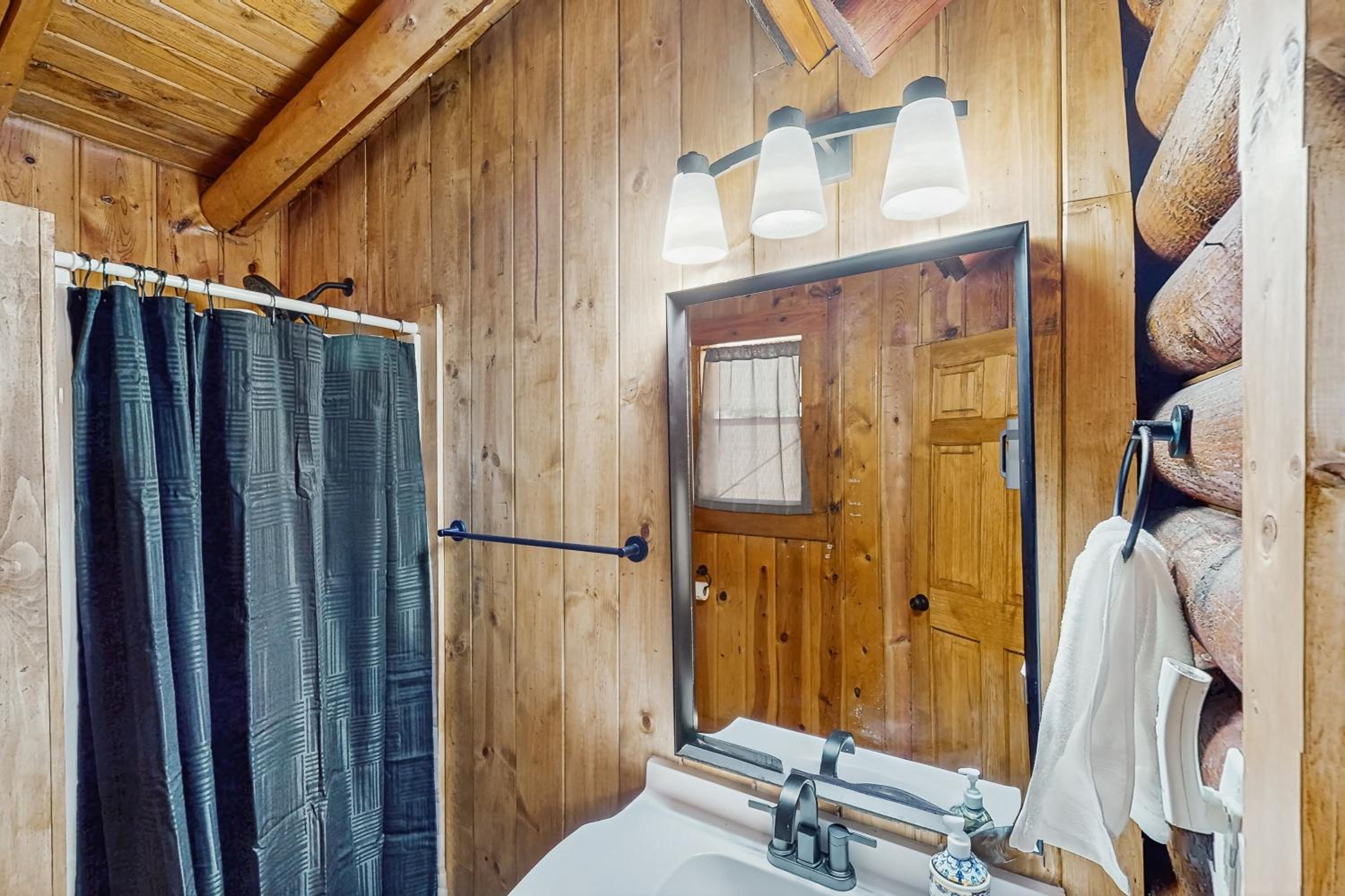 3BR Cabin with Loft, Wood Stove, AC and Fire Pit