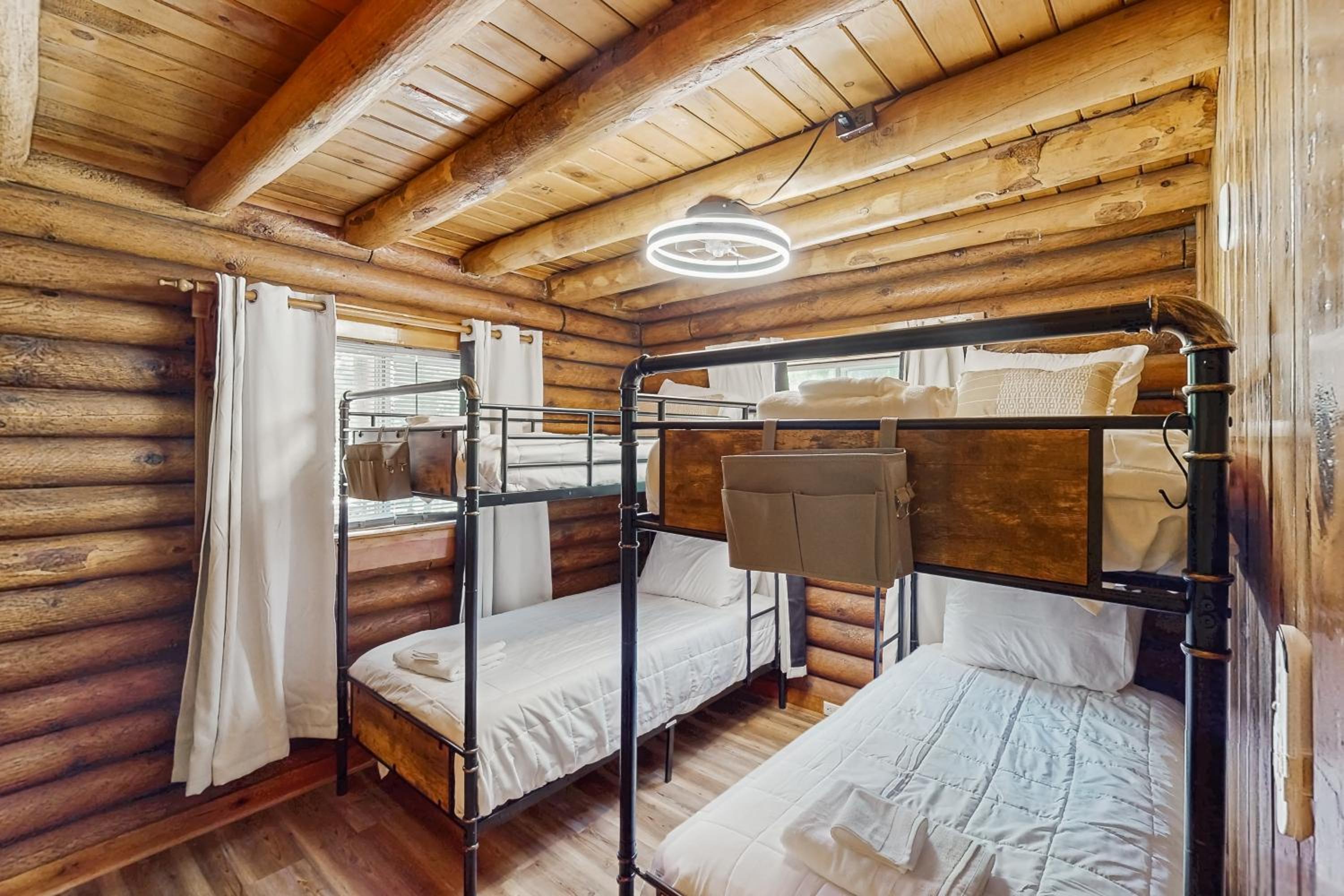 3BR Cabin with Loft, Wood Stove, AC and Fire Pit