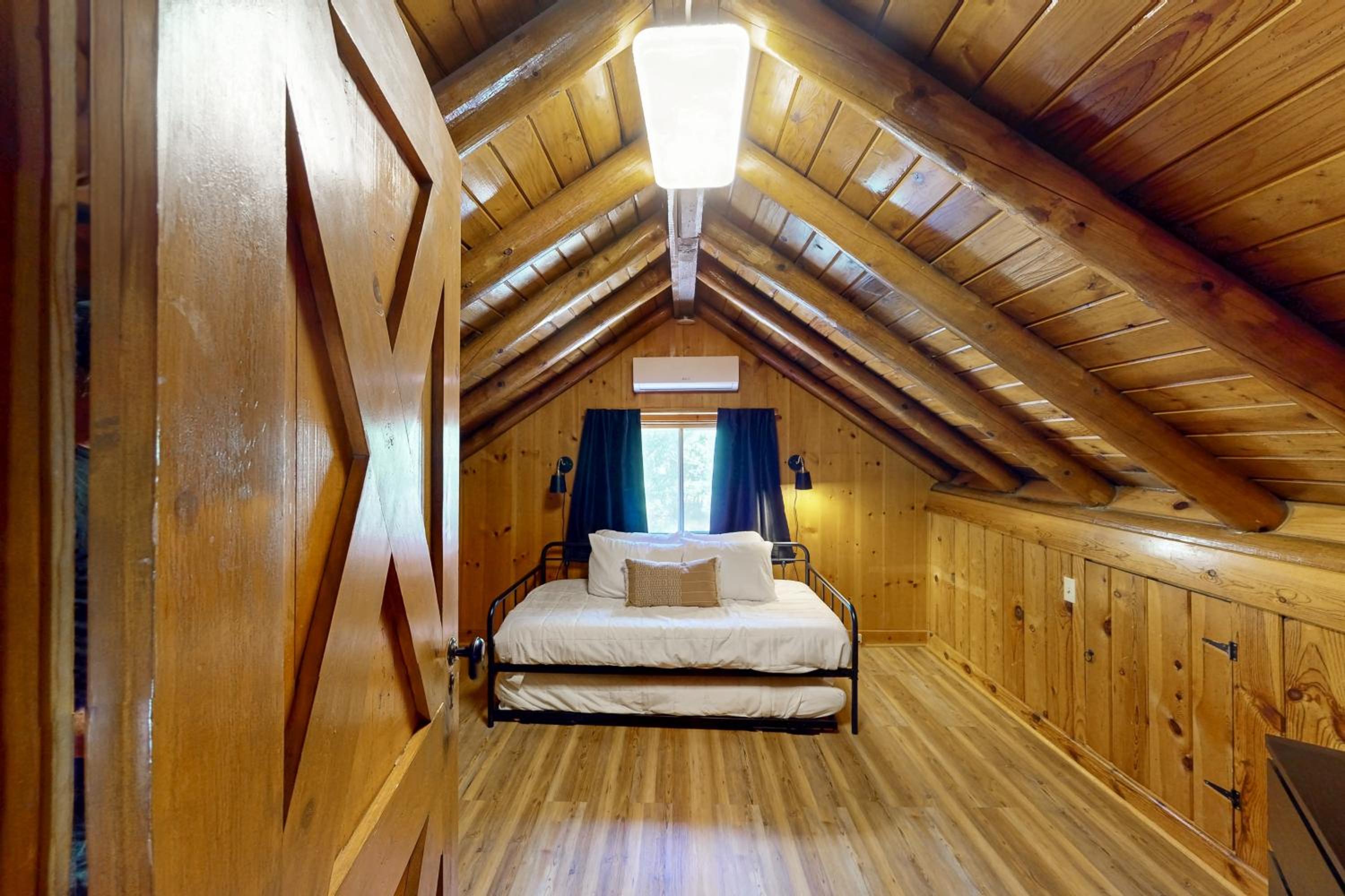 3BR Cabin with Loft, Wood Stove, AC and Fire Pit