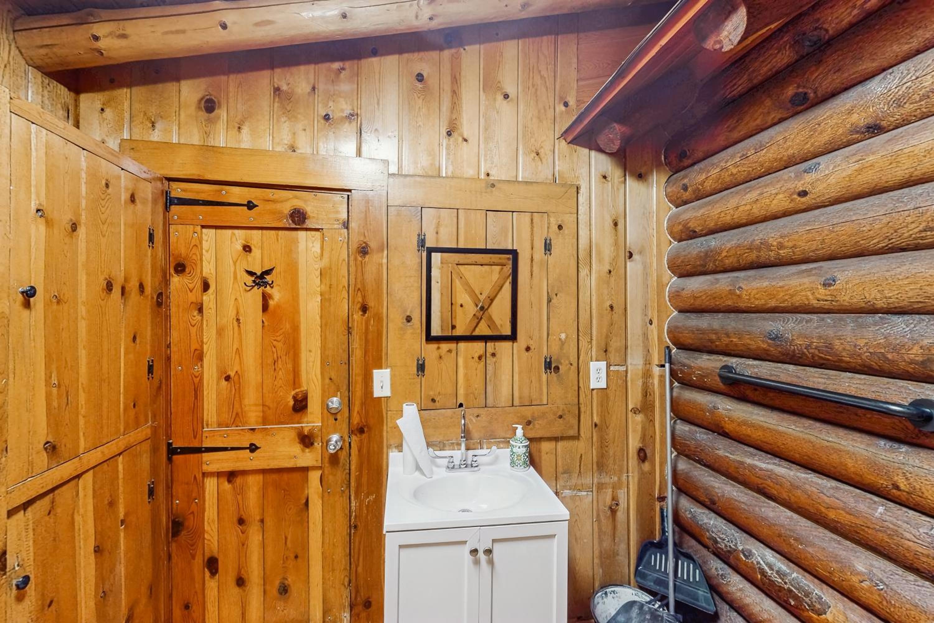 3BR Cabin with Loft, Wood Stove, AC and Fire Pit