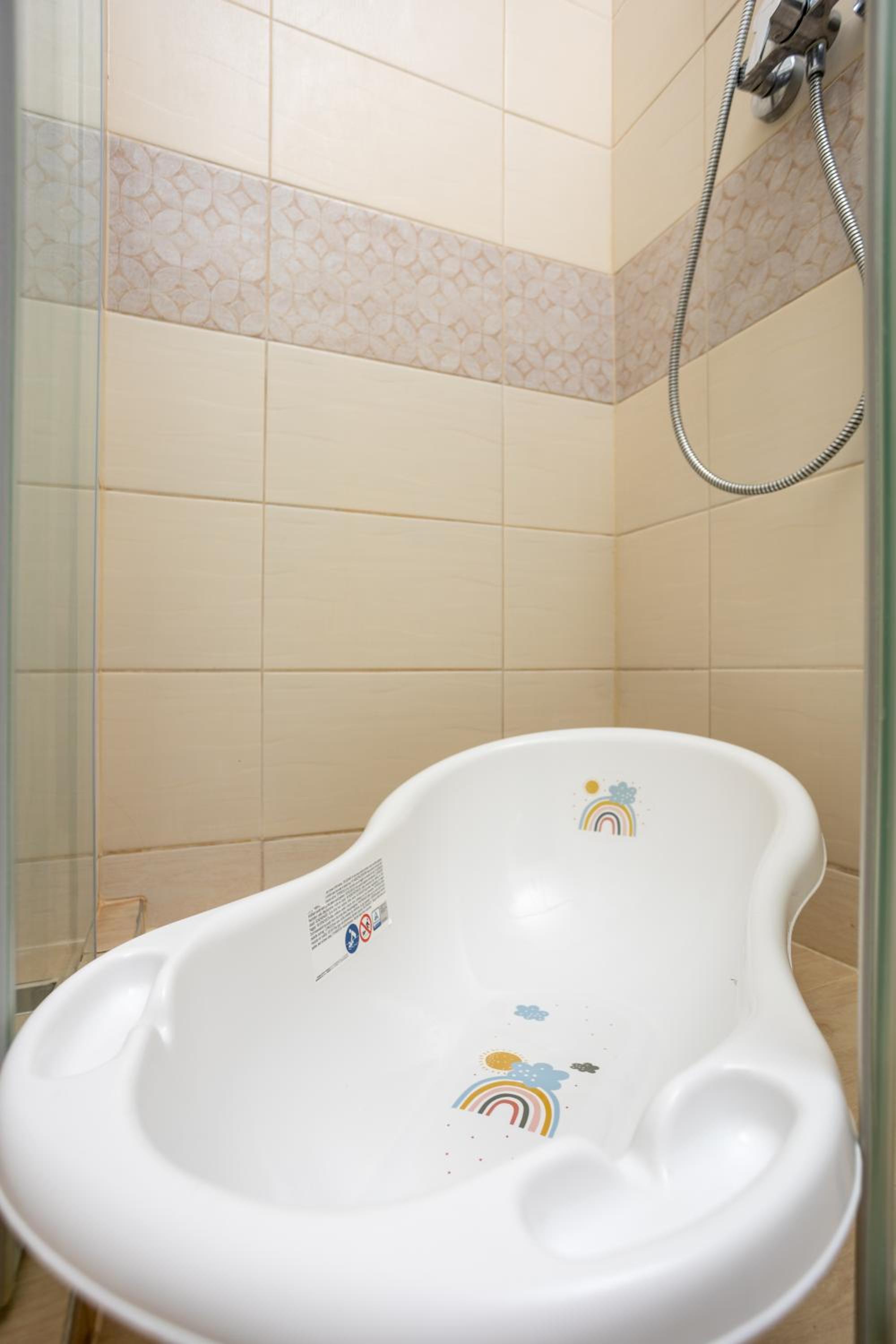 Vivid Studio with Balcony with FREE Private Parking