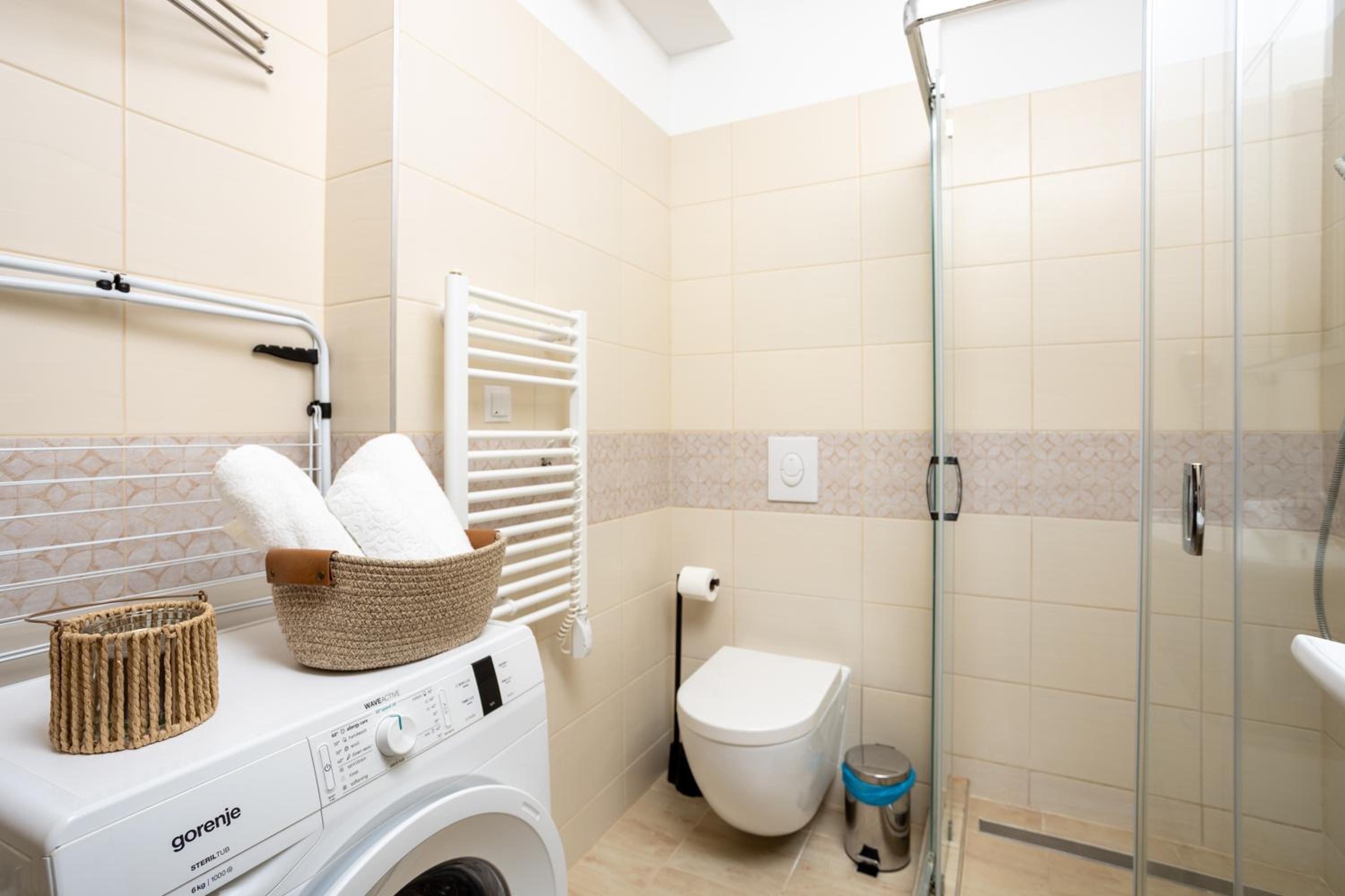 Vivid Studio with Balcony with FREE Private Parking