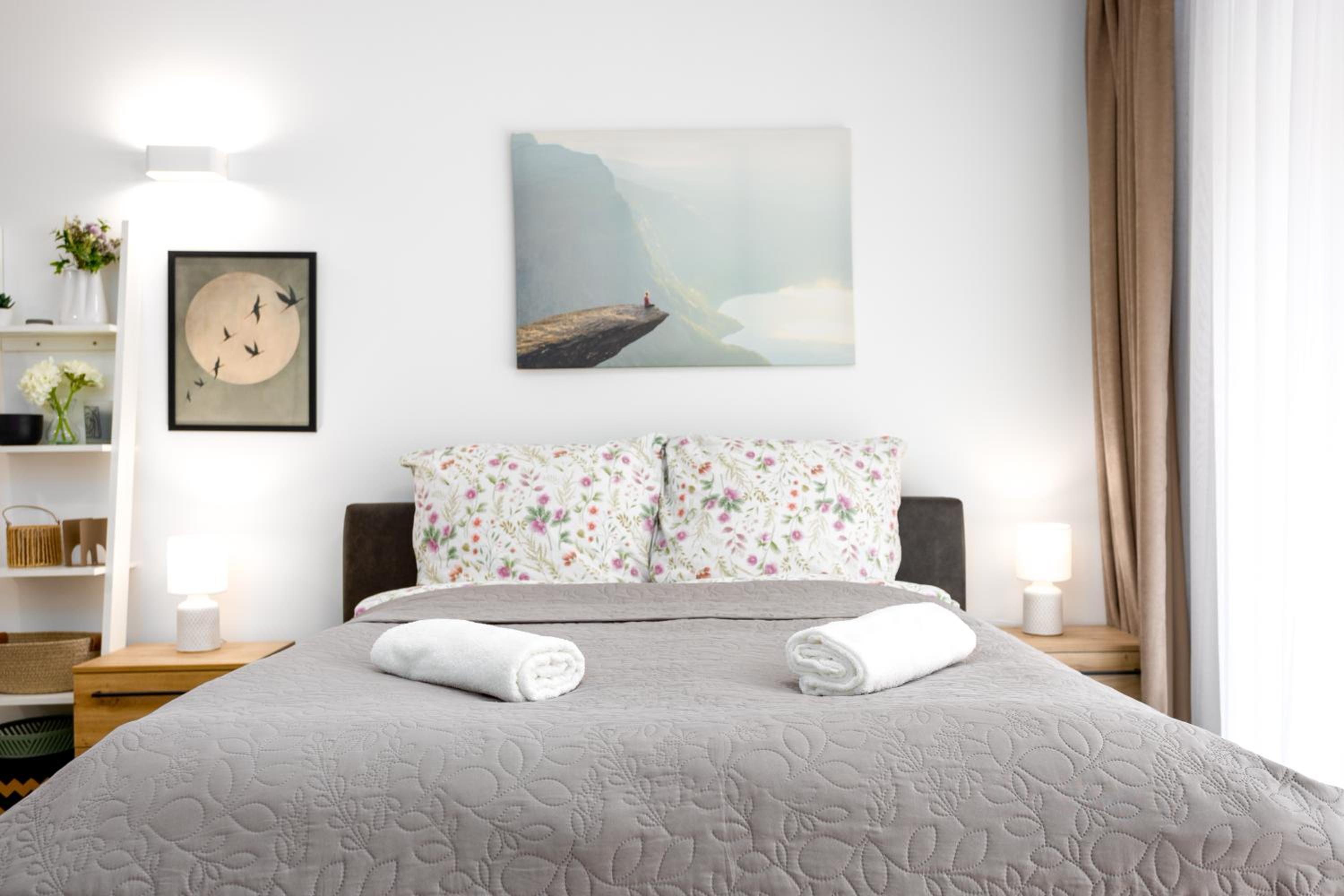 Vivid Studio with Balcony with FREE Private Parking