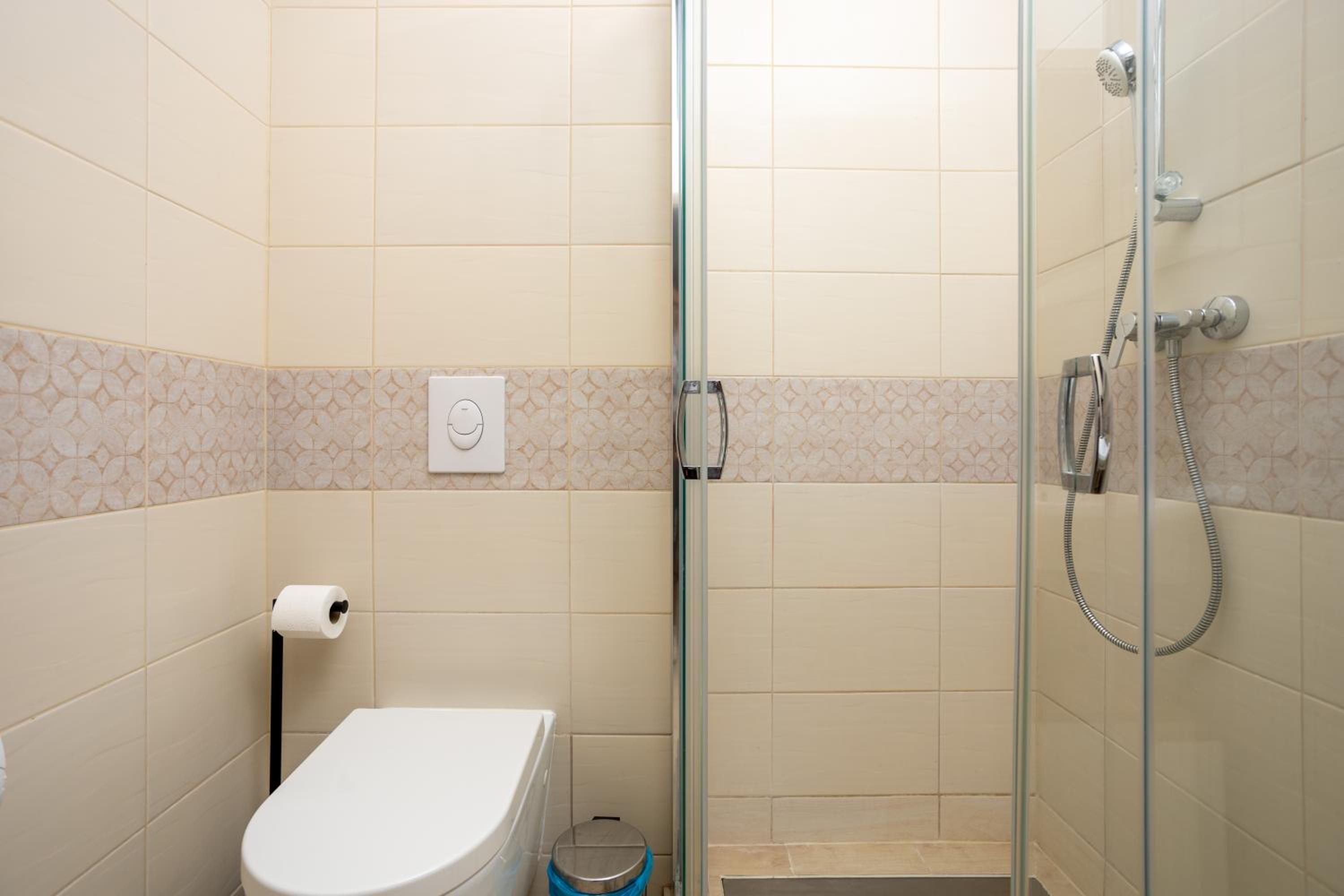 Vivid Studio with Balcony with FREE Private Parking