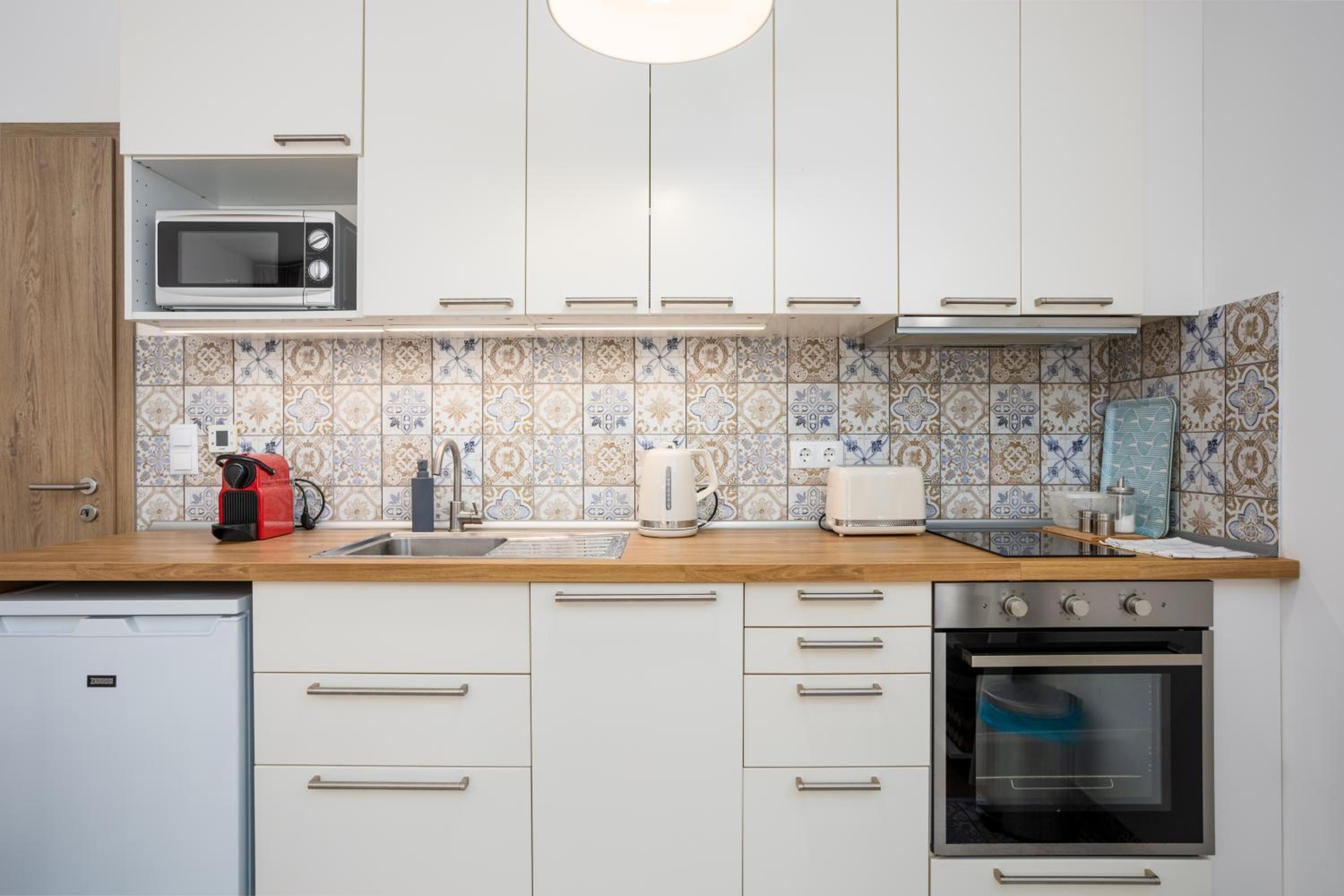 Vivid Studio with Balcony with FREE Private Parking