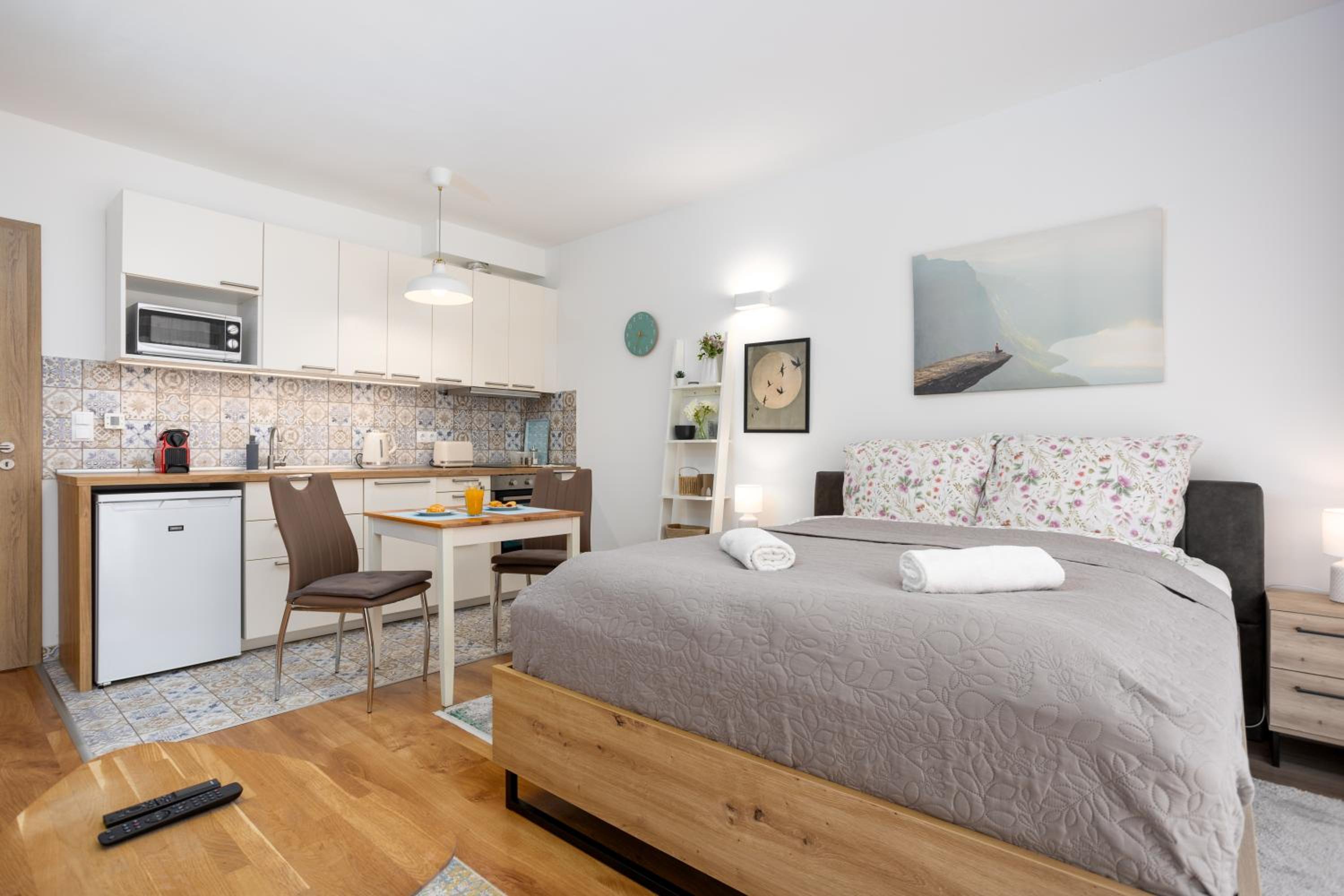 Vivid Studio with Balcony with FREE Private Parking