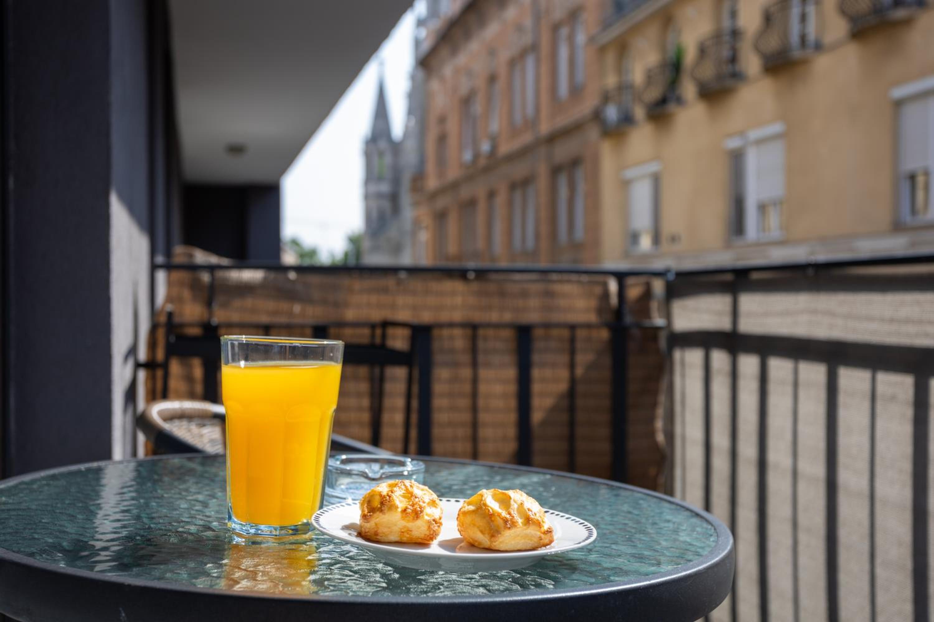 Vivid Studio with Balcony with FREE Private Parking