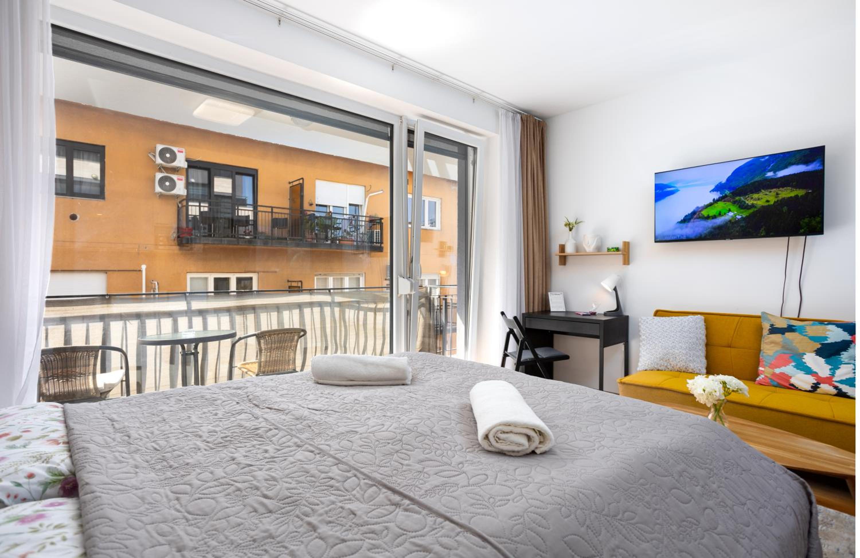 Vivid Studio with Balcony with FREE Private Parking