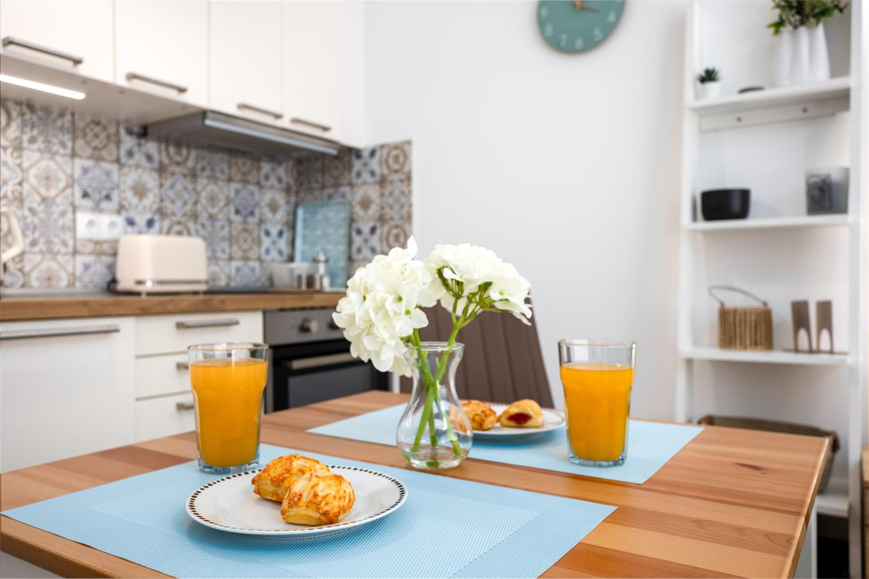 Vivid Studio with Balcony with FREE Private Parking