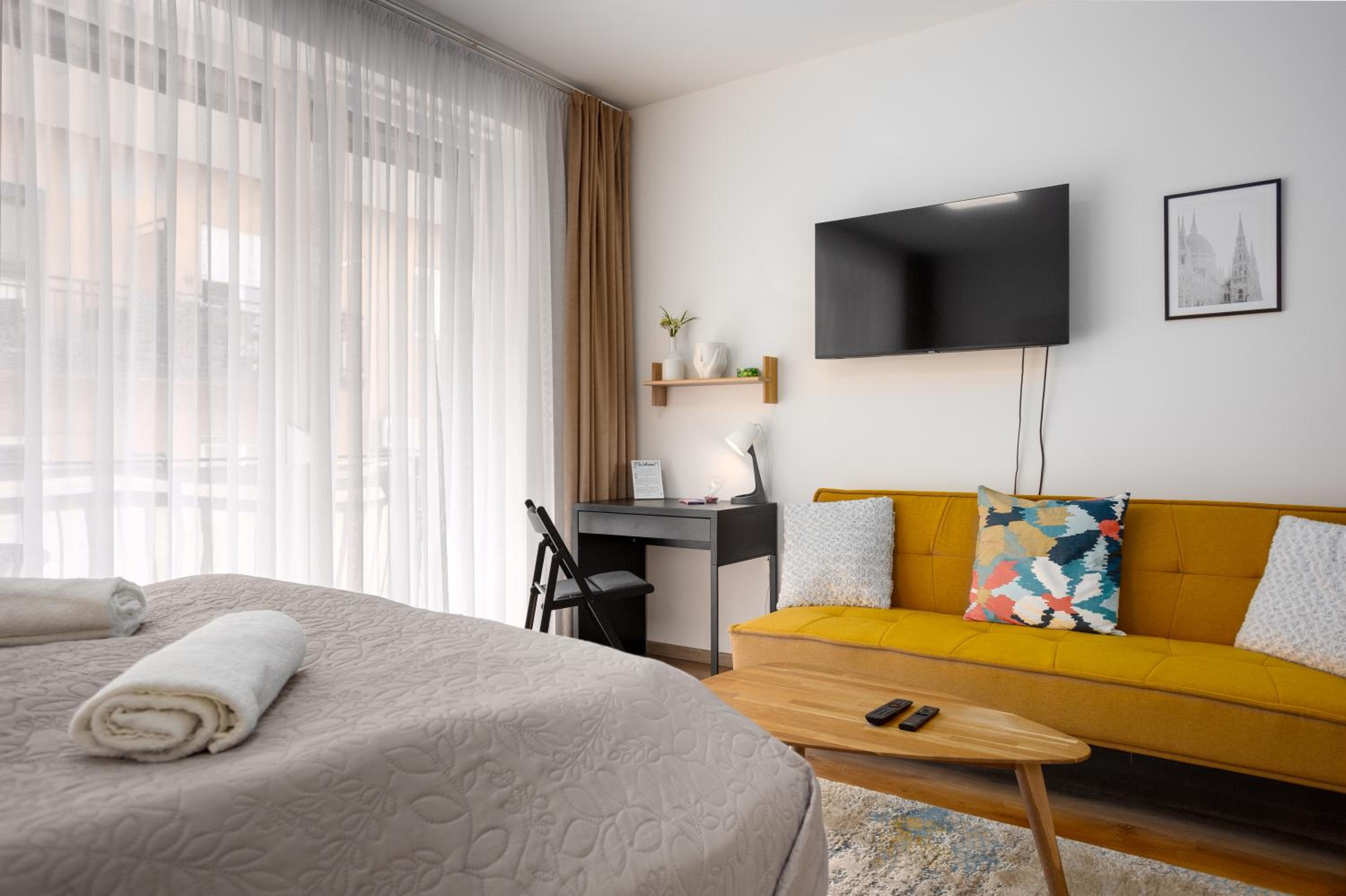 Vivid Studio with Balcony with FREE Private Parking