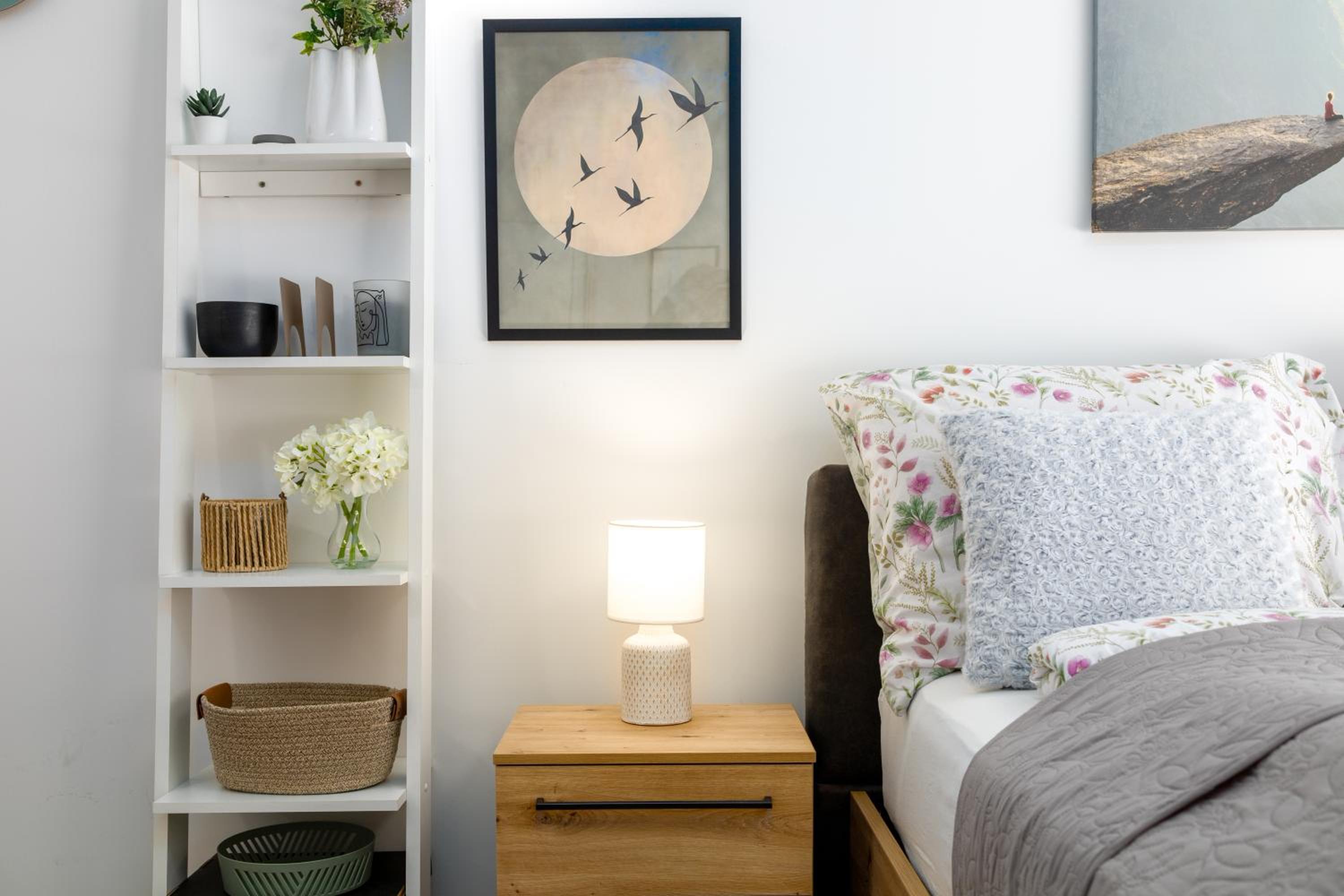 Vivid Studio with Balcony with FREE Private Parking