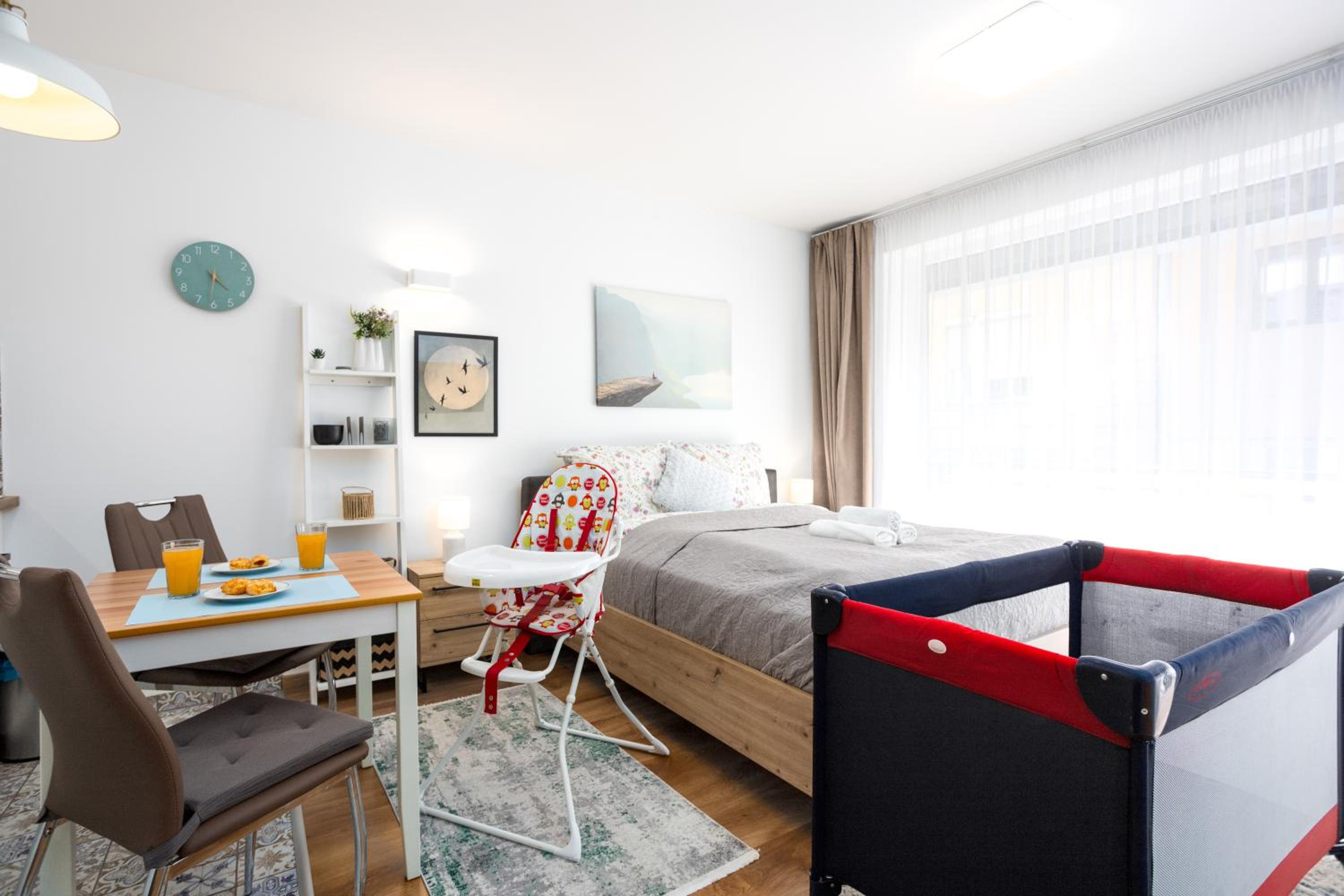 Vivid Studio with Balcony with FREE Private Parking