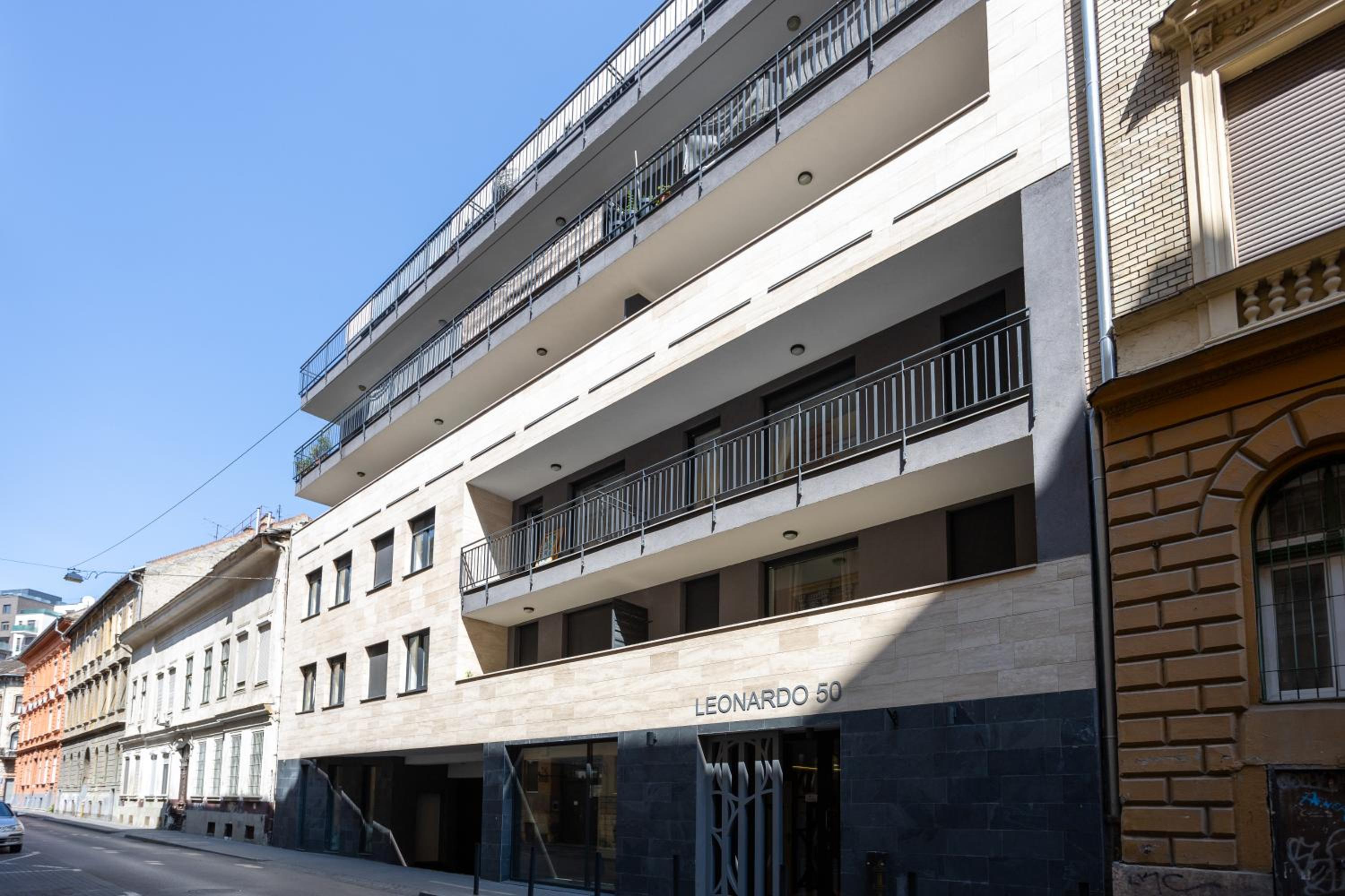 Vivid Studio with Balcony with FREE Private Parking