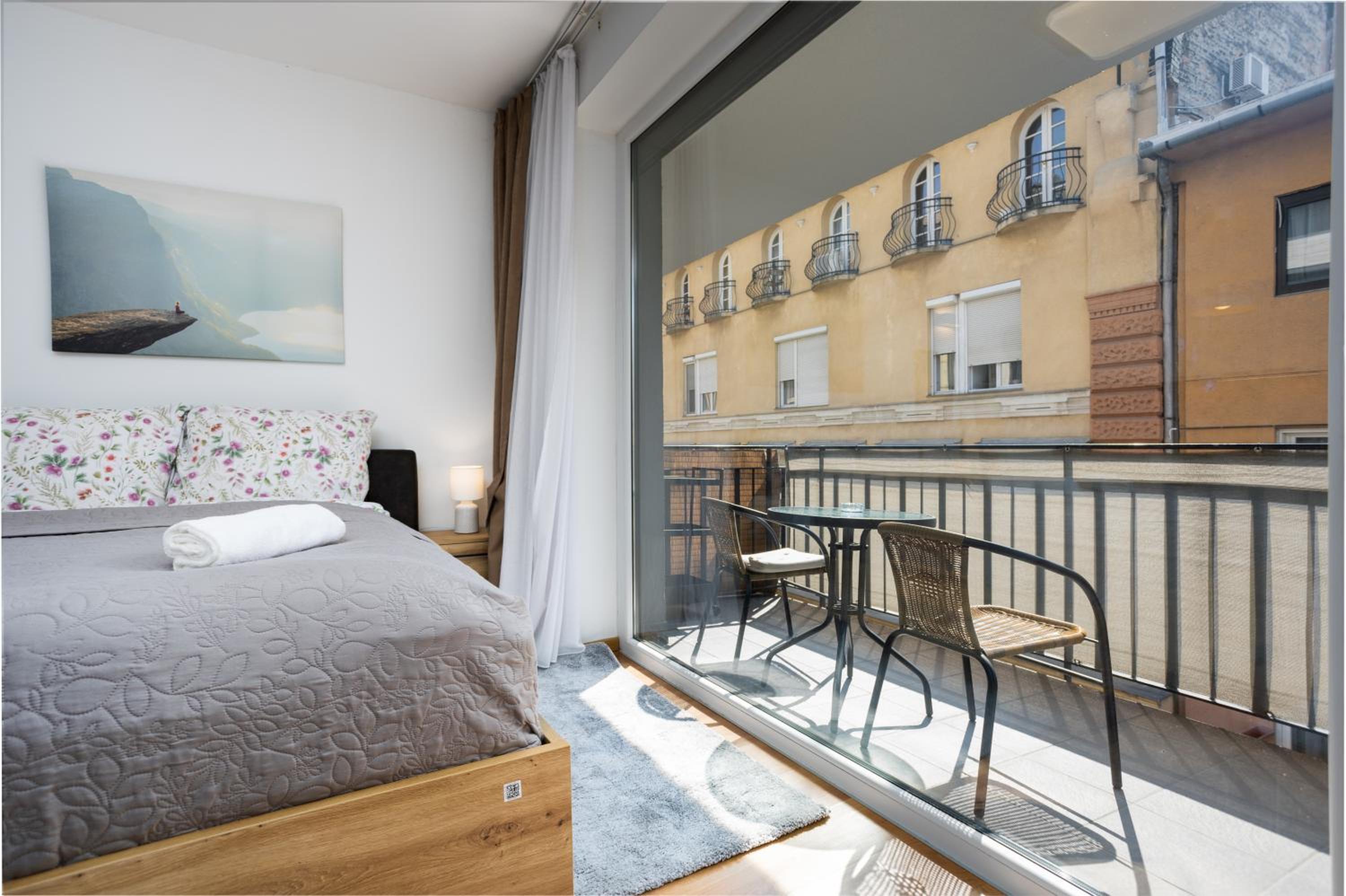 Vivid Studio with Balcony with FREE Private Parking
