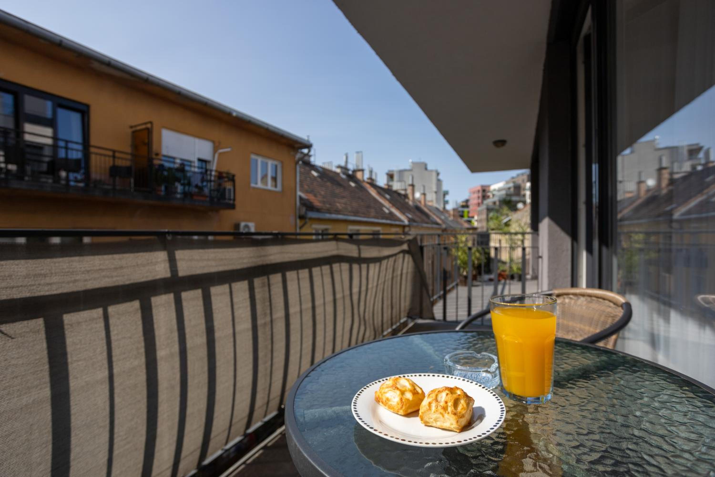Vivid Studio with Balcony with FREE Private Parking