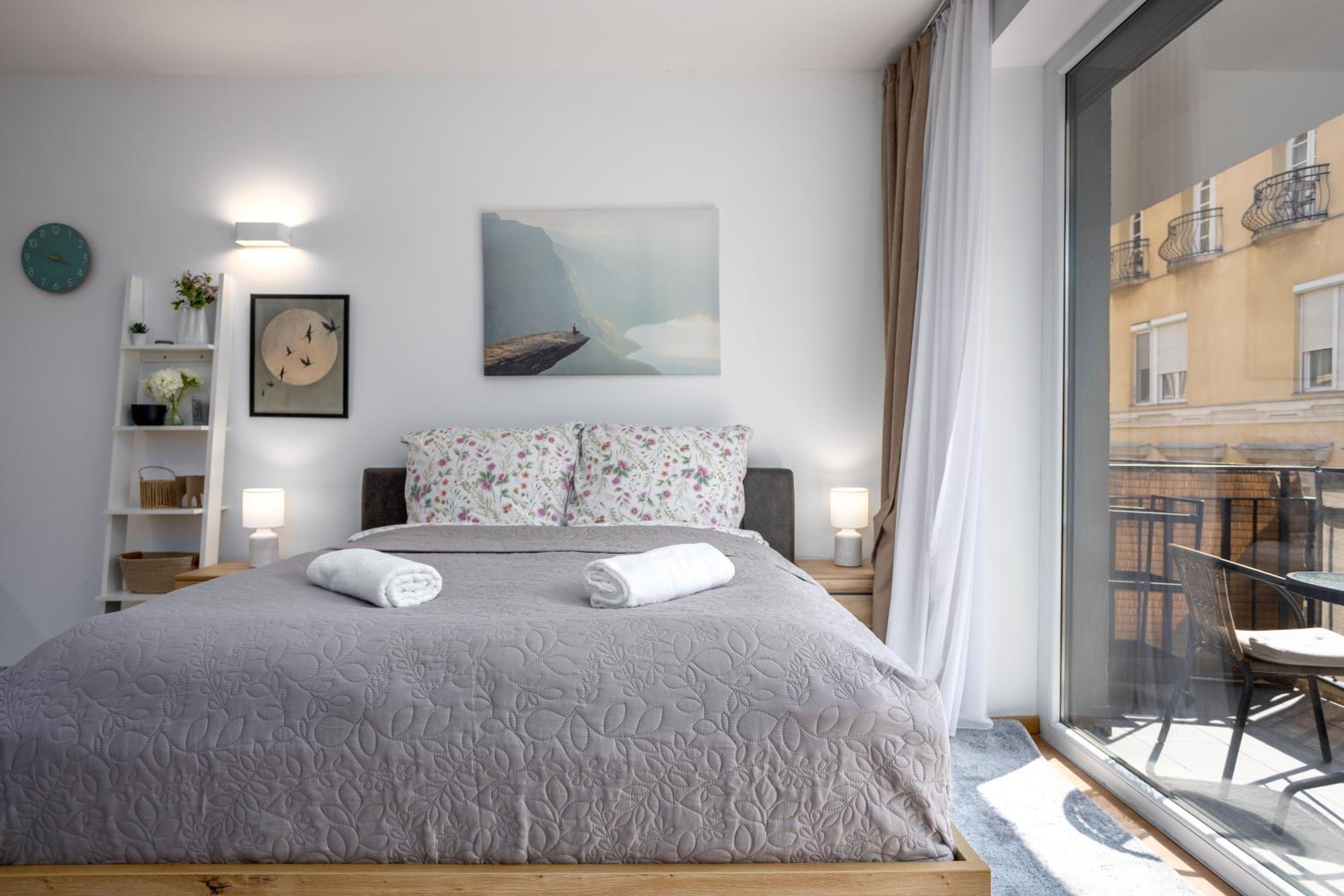 Vivid Studio with Balcony with FREE Private Parking