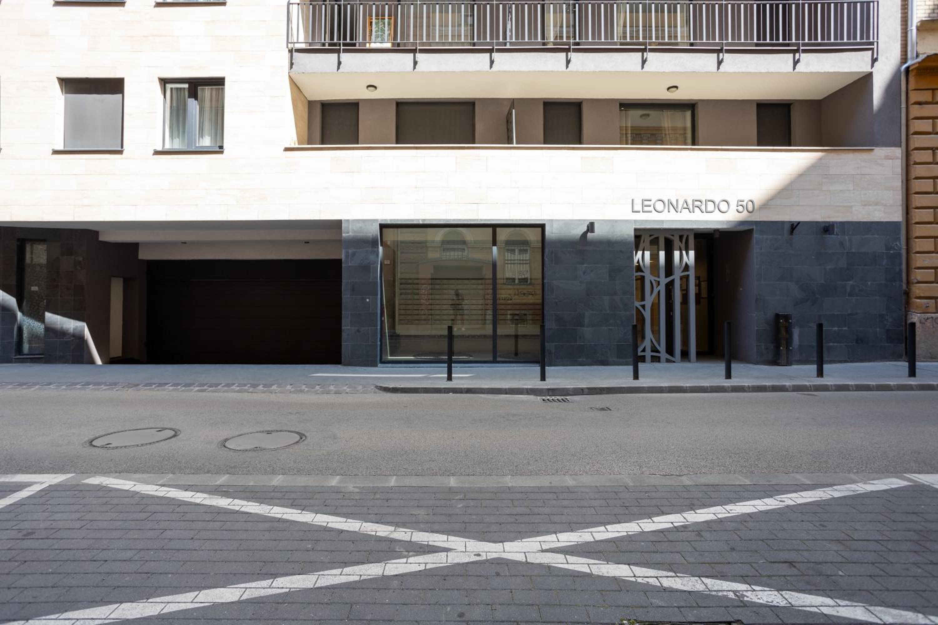 Vivid Studio with Balcony with FREE Private Parking