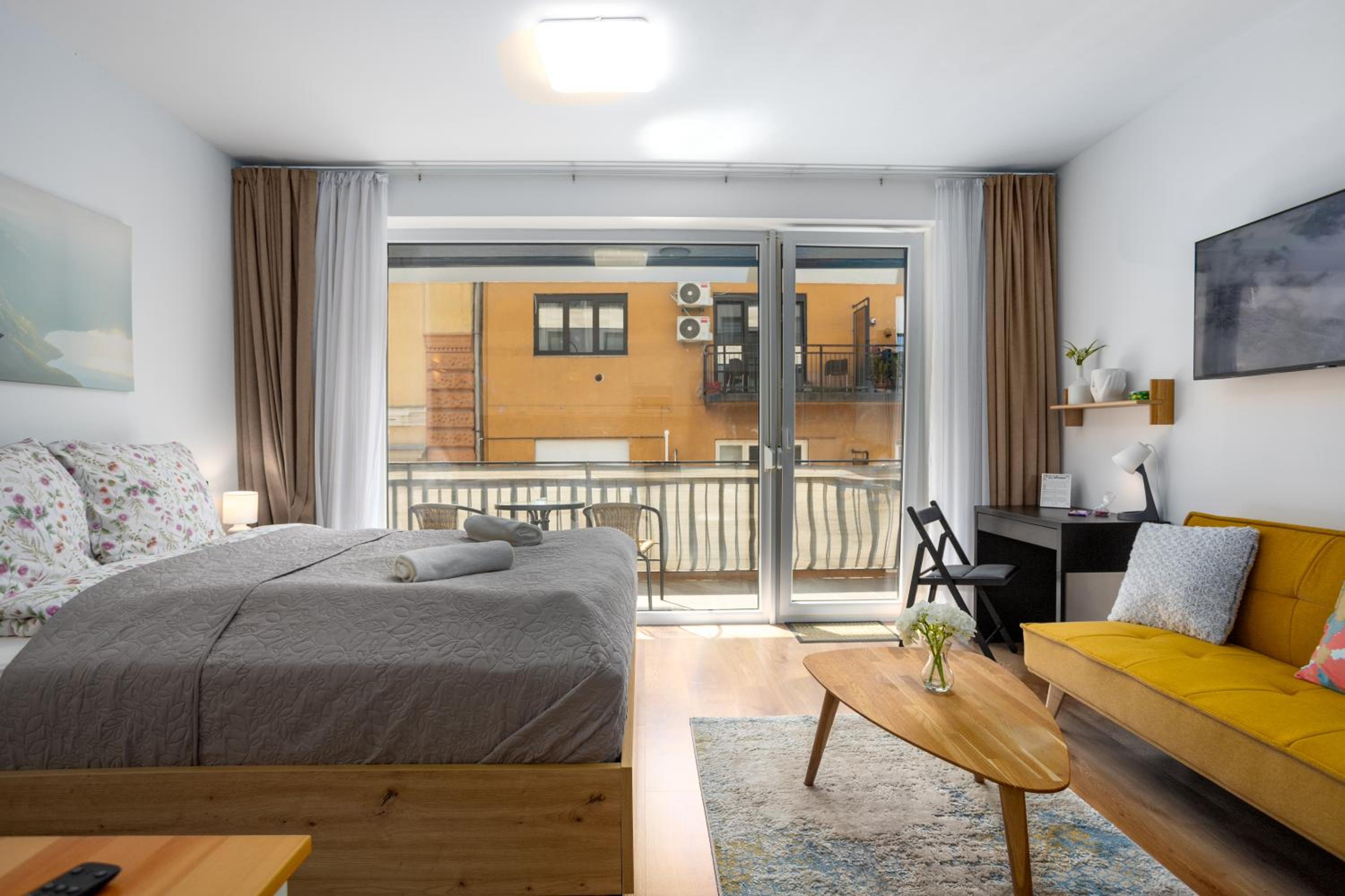 Vivid Studio with Balcony with FREE Private Parking