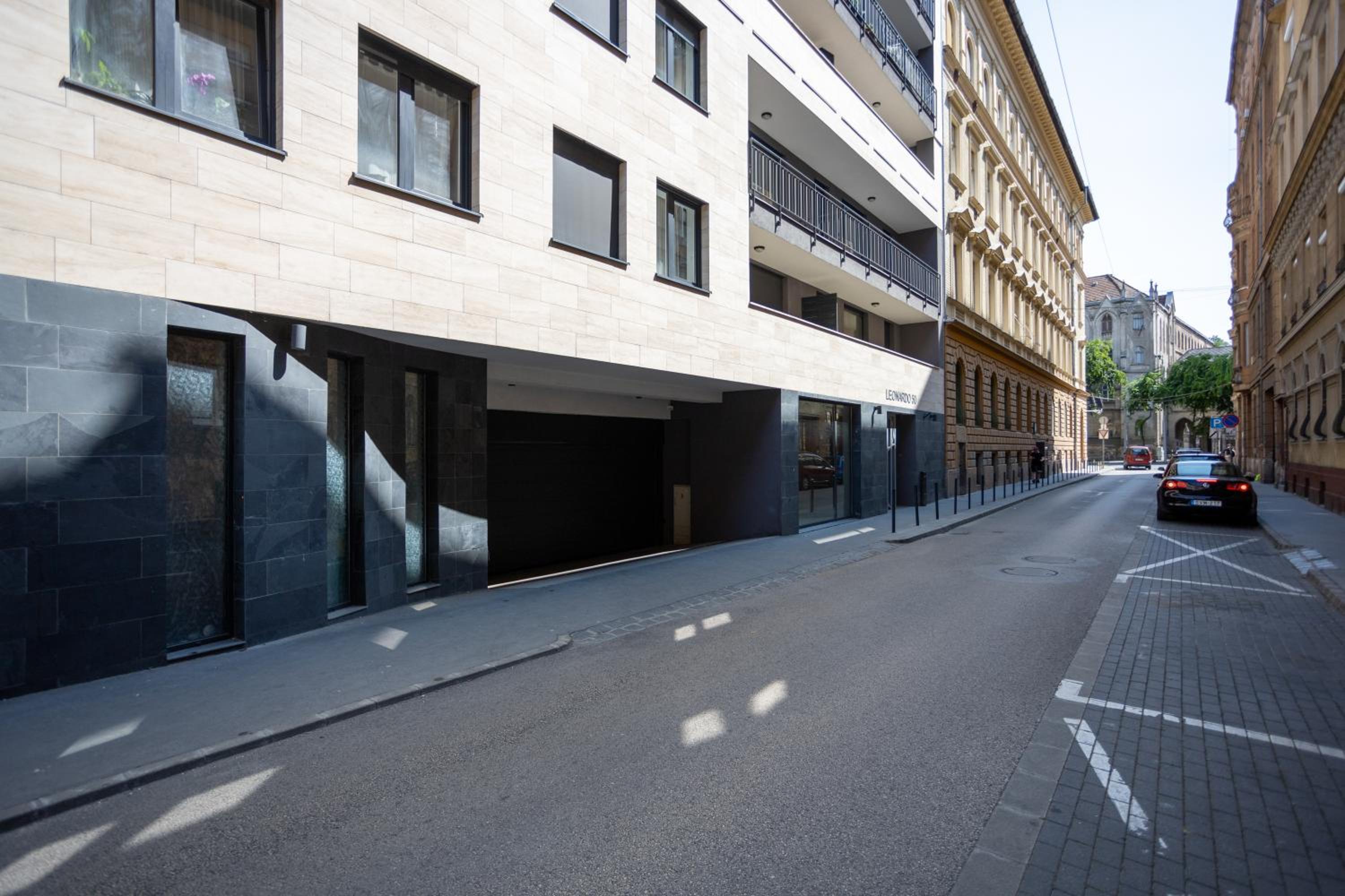 Vivid Studio with Balcony with FREE Private Parking