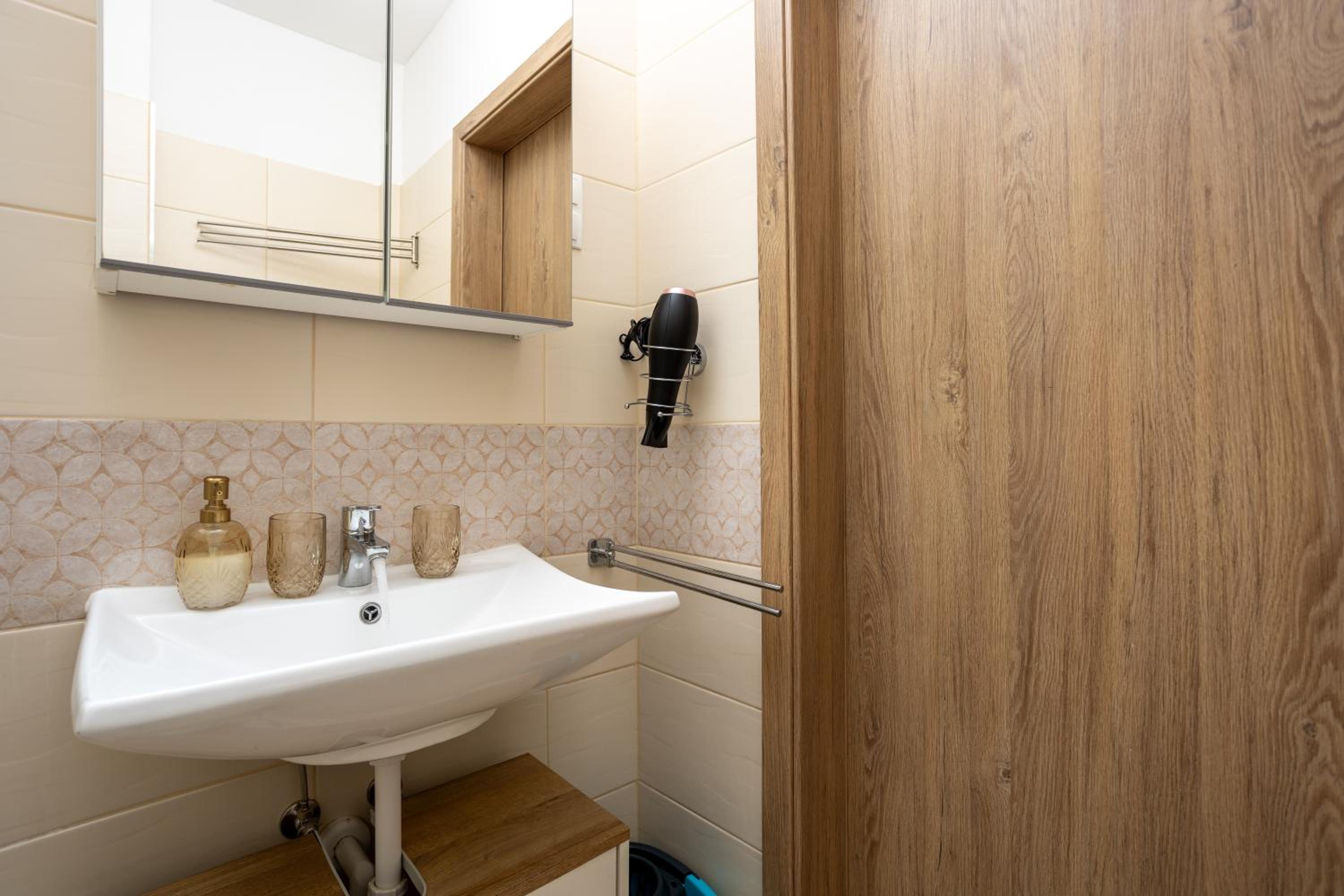 Vivid Studio with Balcony with FREE Private Parking