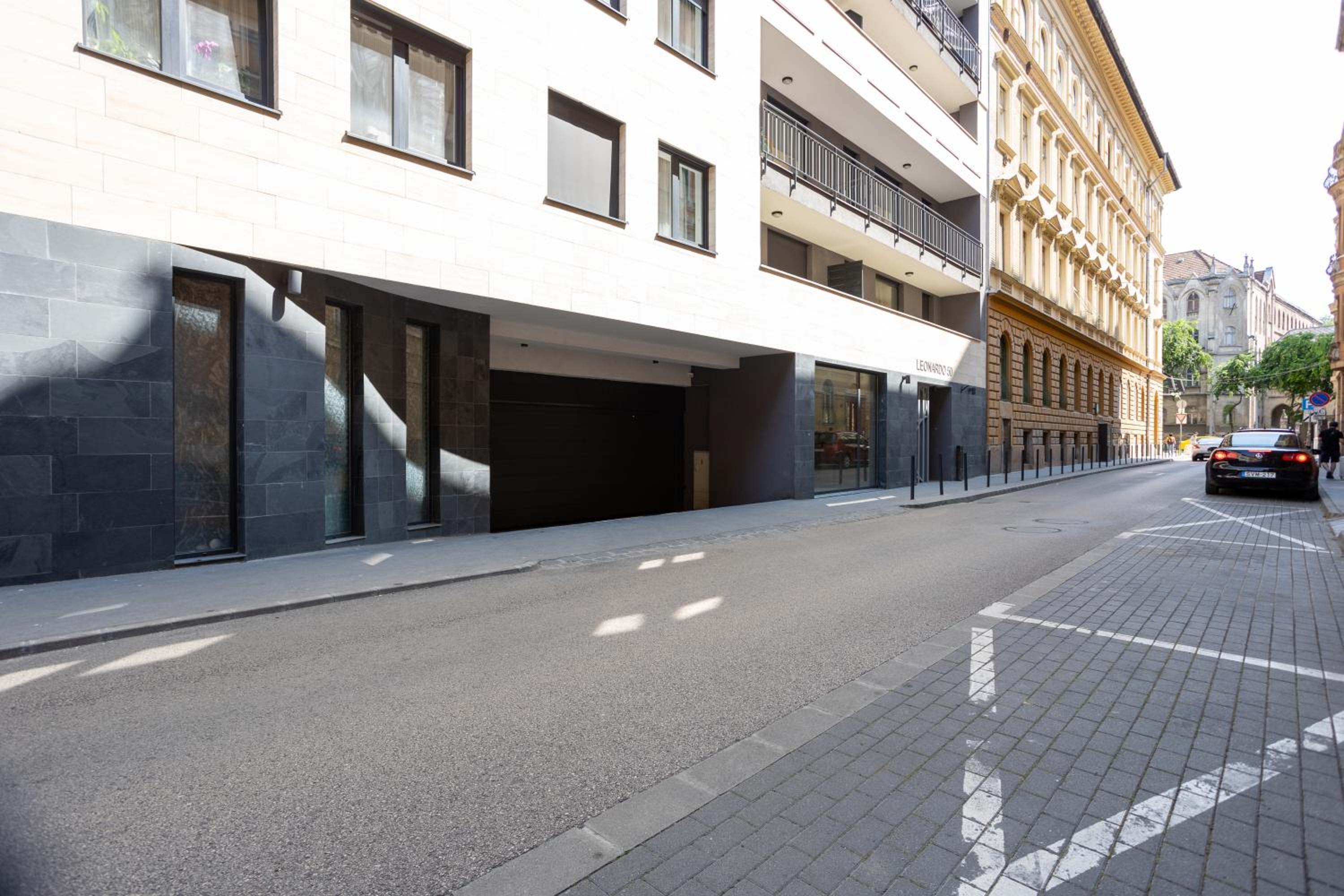 Vivid Studio with Balcony with FREE Private Parking