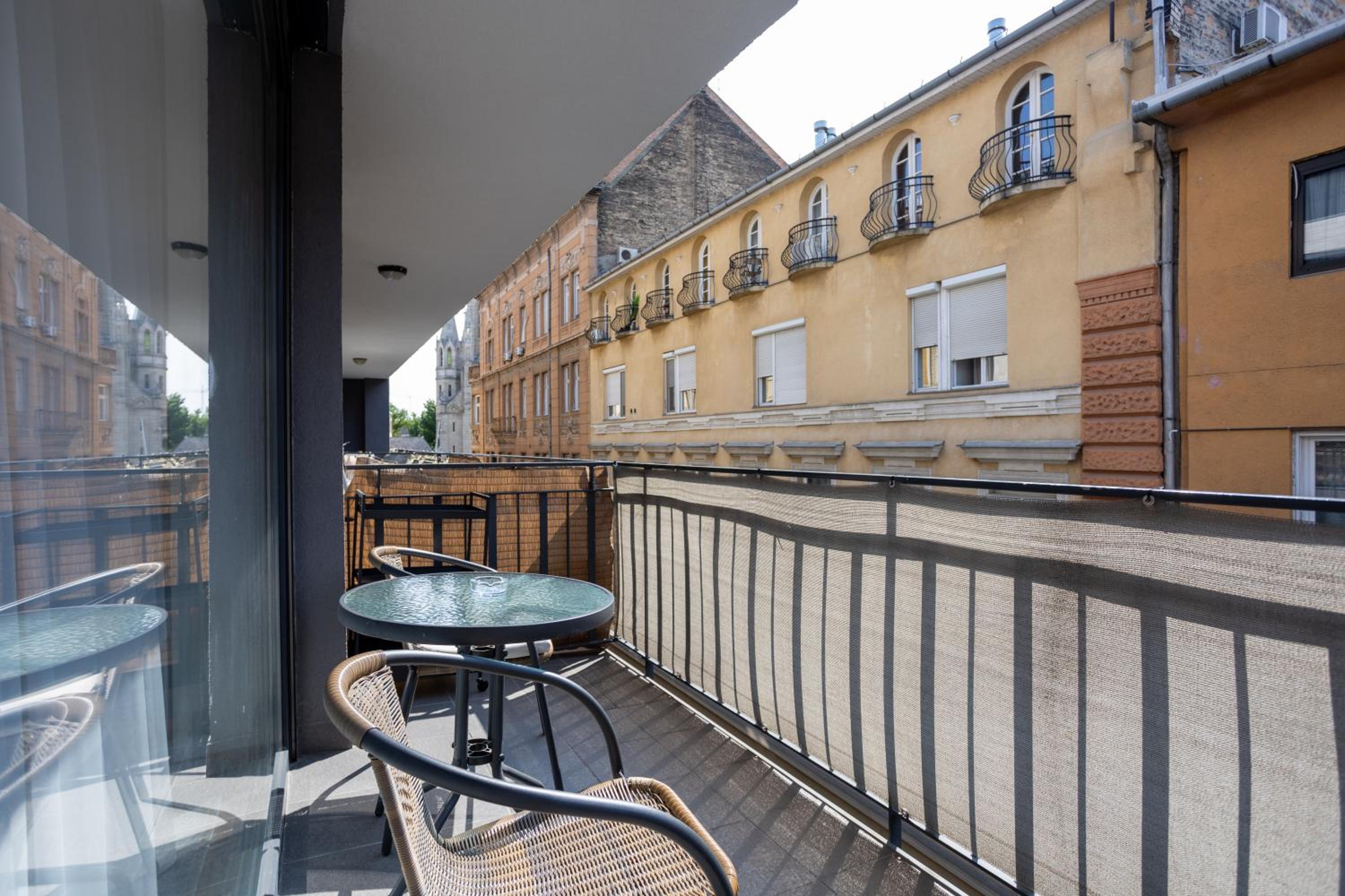 Vivid Studio with Balcony with FREE Private Parking