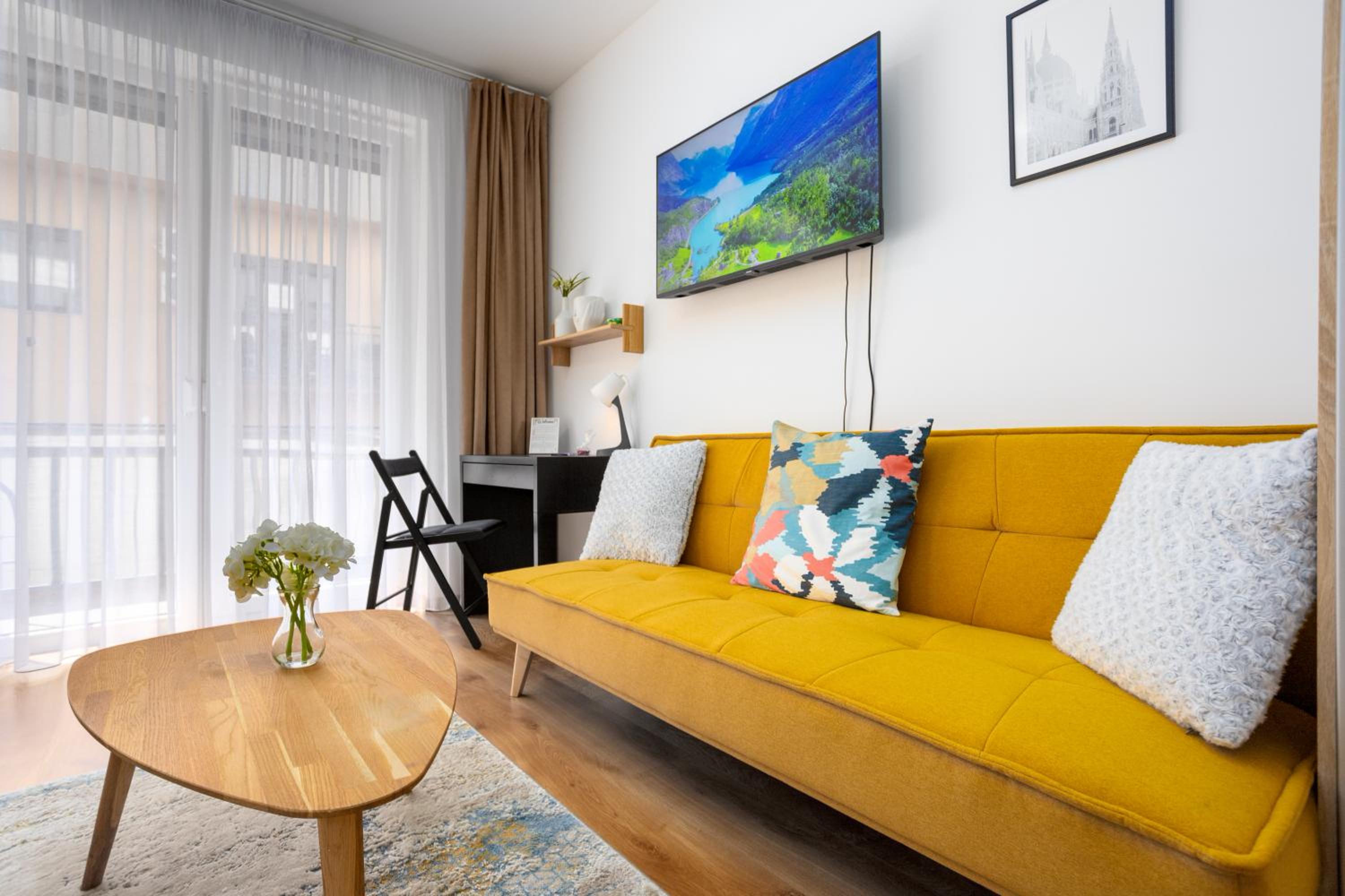Vivid Studio with Balcony with FREE Private Parking
