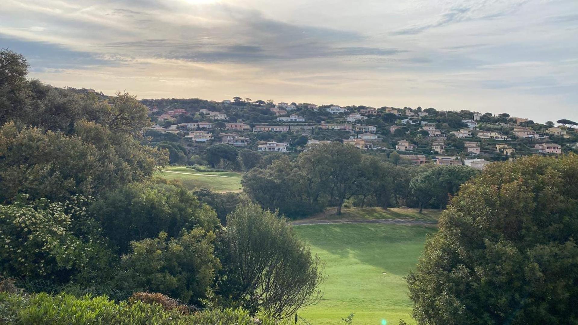 Appartement avec piscine, vue golf à sainte Maxime