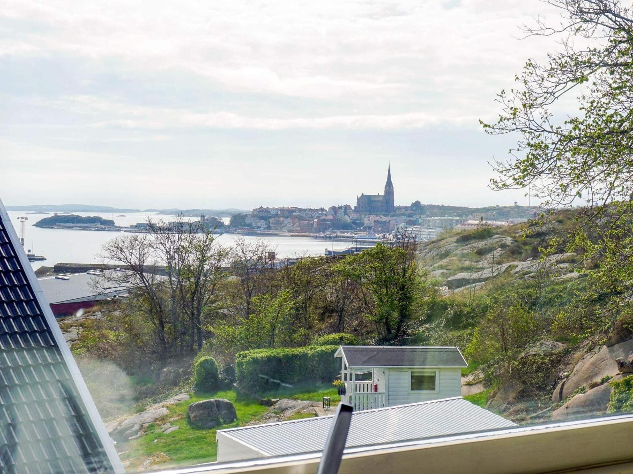 Family-Friendly Apartment by the Sea