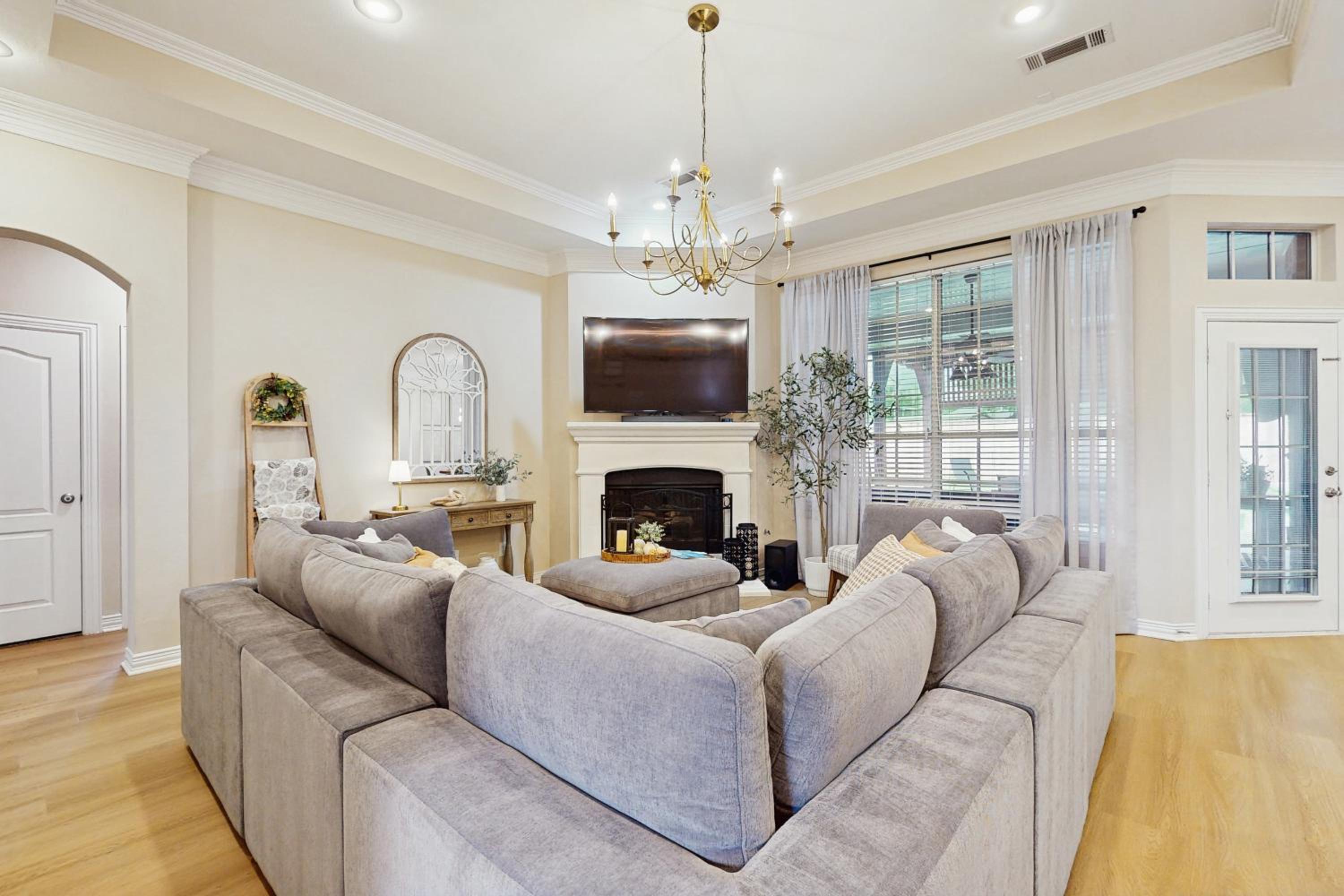 Pool and Outdoor Bar! Spacious Getaway in Sachse