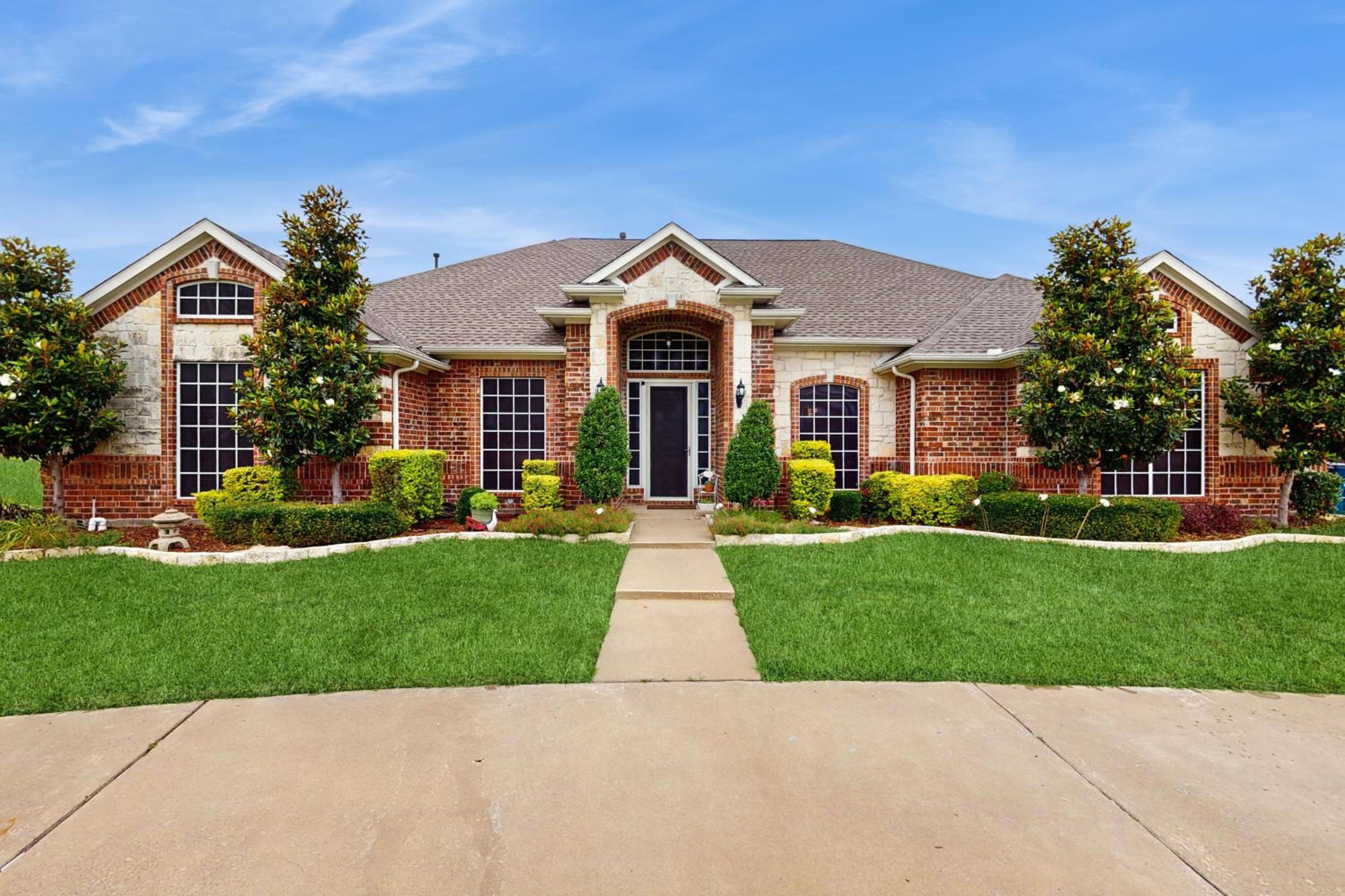 Pool and Outdoor Bar! Spacious Getaway in Sachse